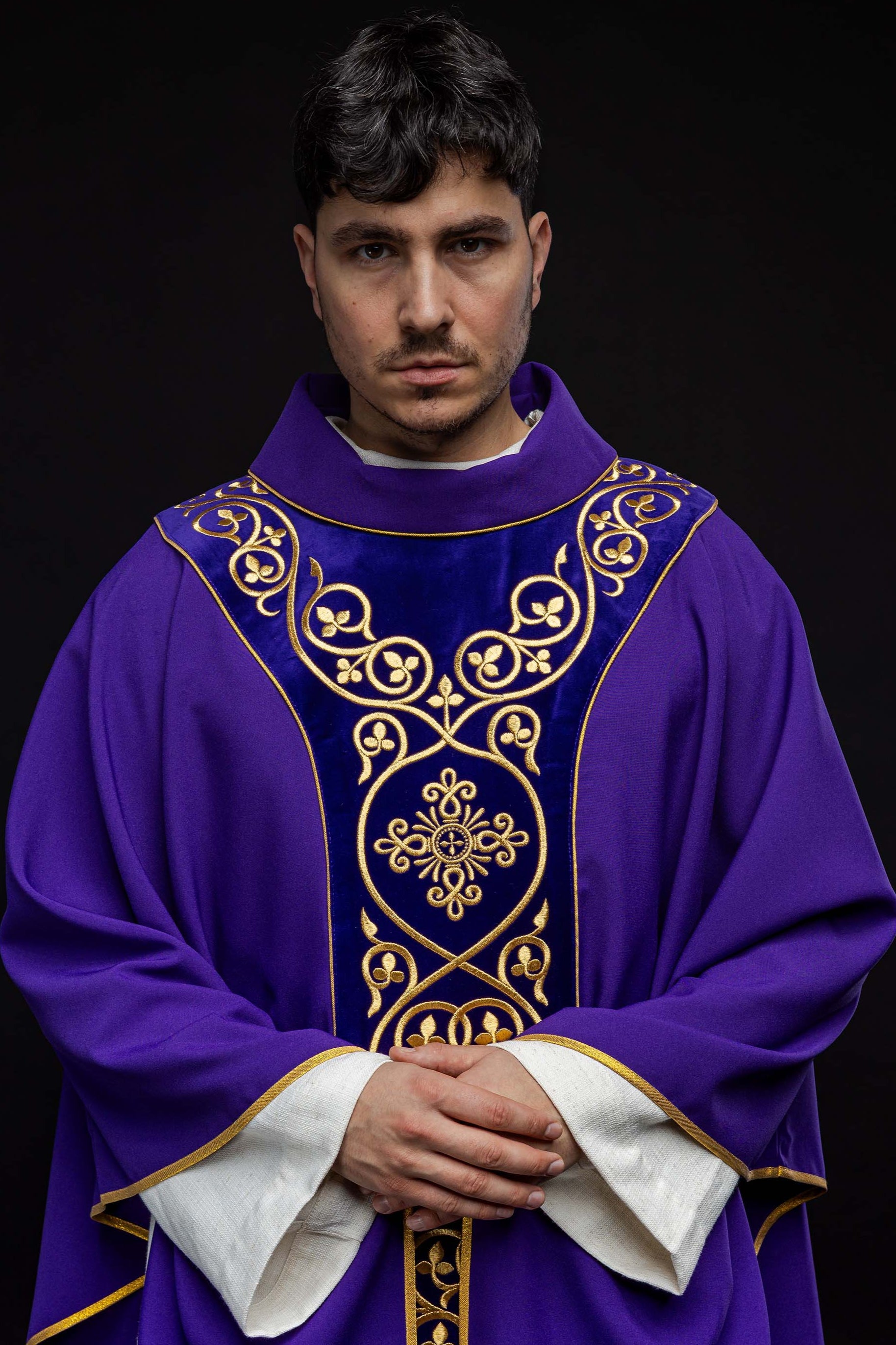 Chasuble decorated with velvet embroidery KOR/169/3 Purple - HAFTINAUSA.COM