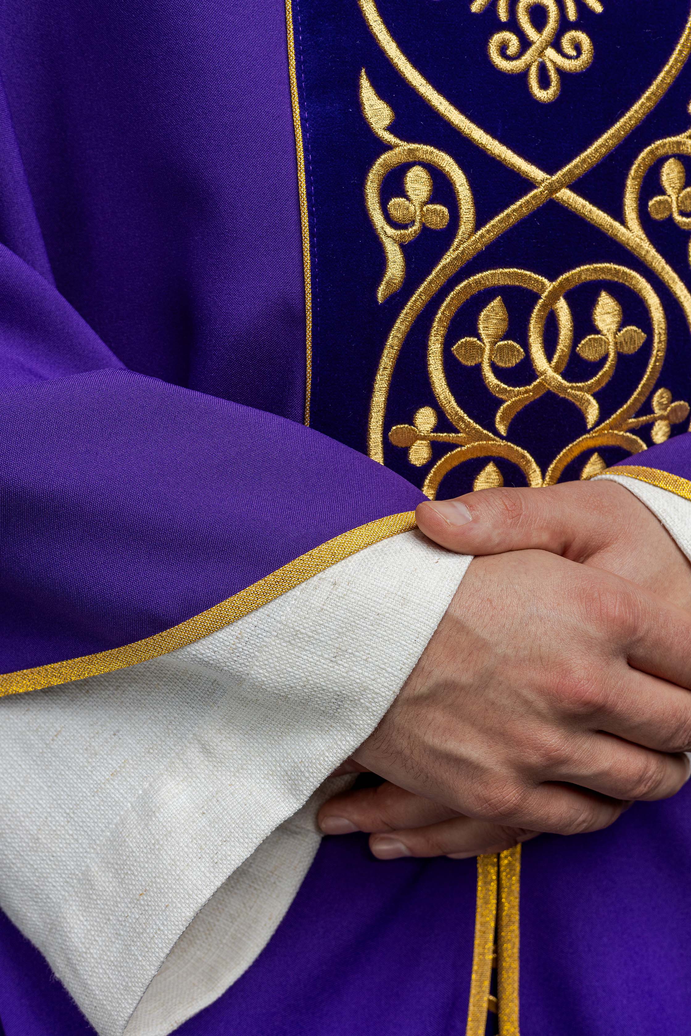 Chasuble decorated with velvet embroidery KOR/169/3 Purple - HAFTINAUSA.COM