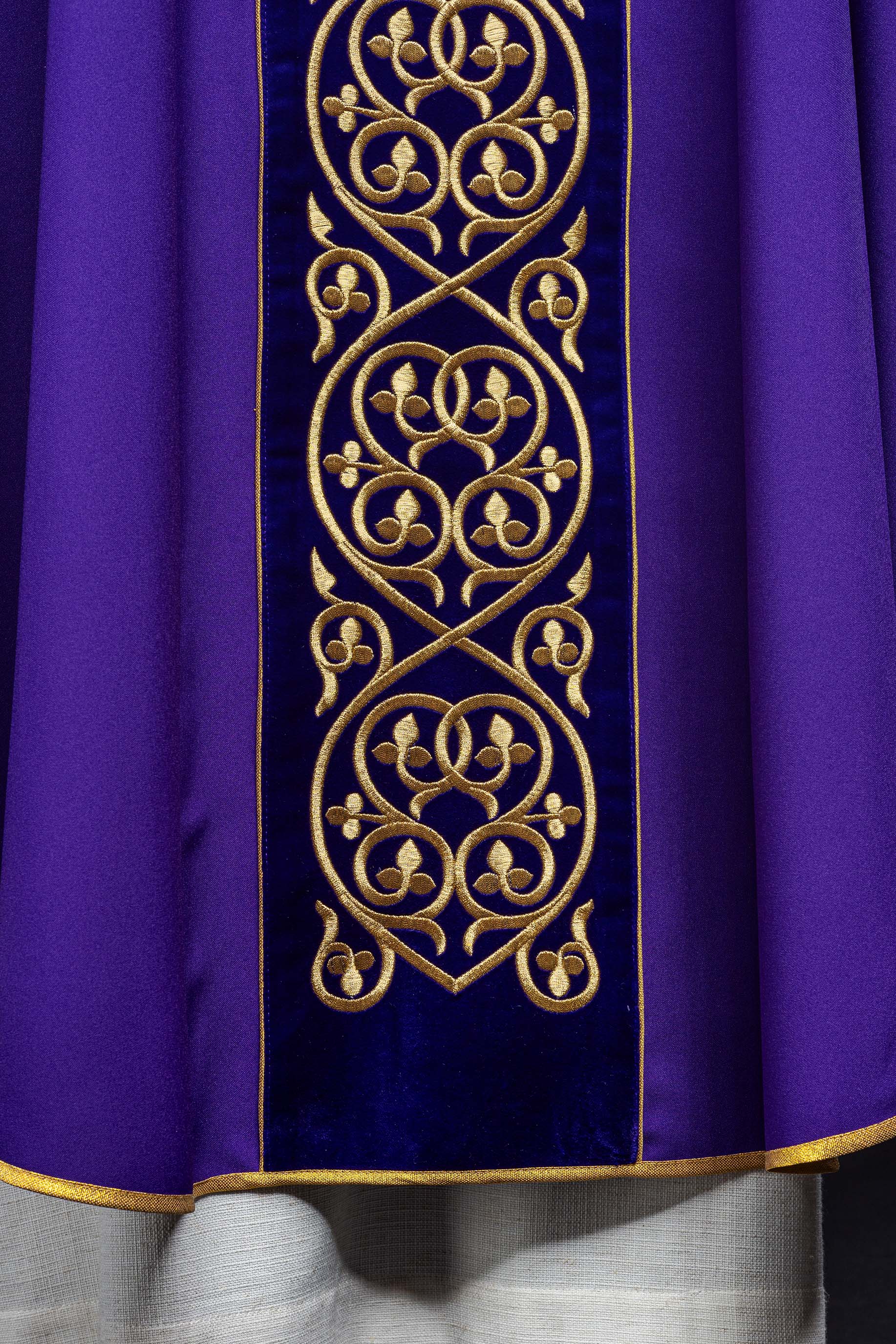 Chasuble decorated with velvet embroidery KOR/169/3 Purple - HAFTINAUSA.COM