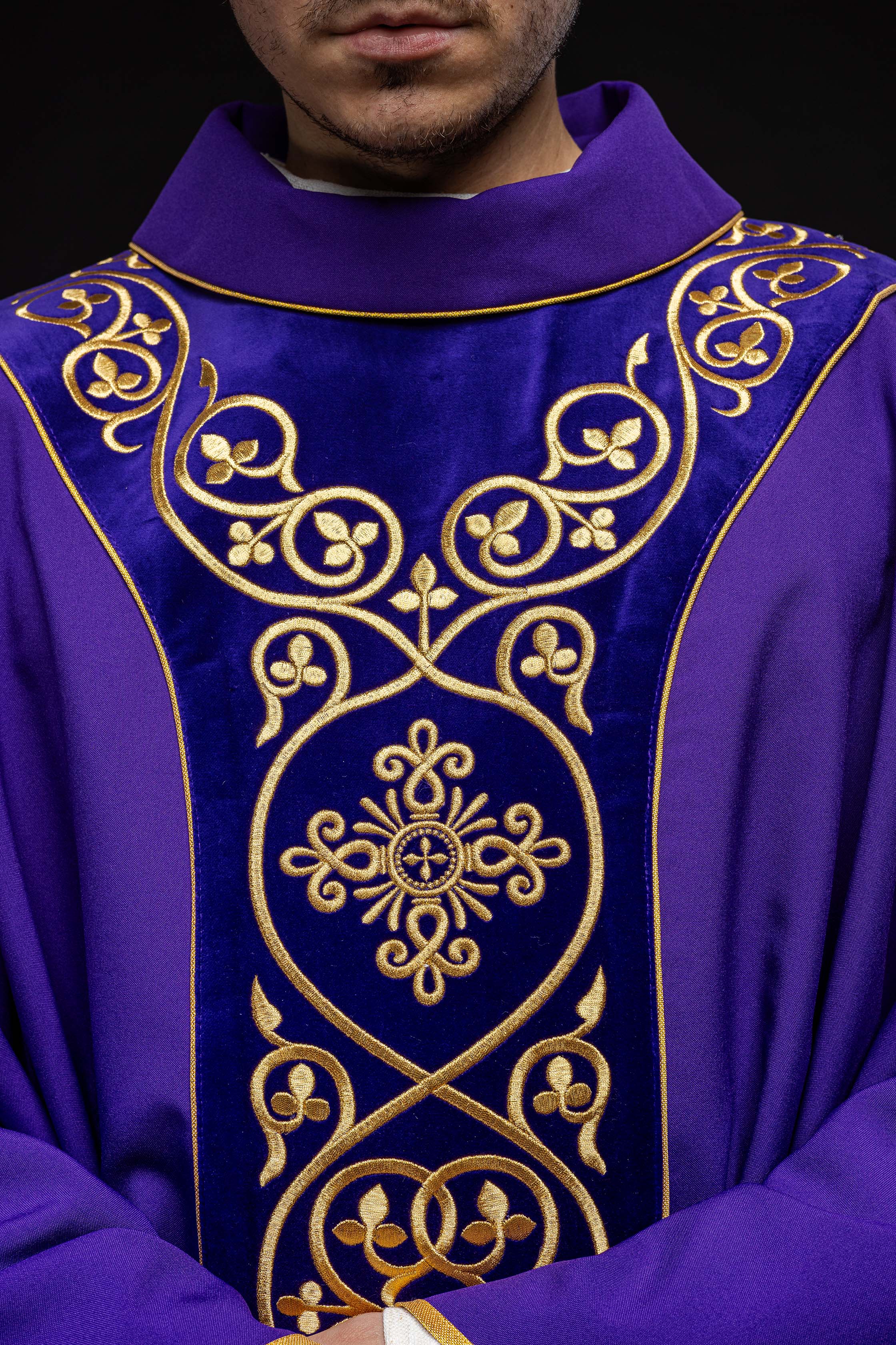 Chasuble decorated with velvet embroidery KOR/169/3 Purple - HAFTINAUSA.COM