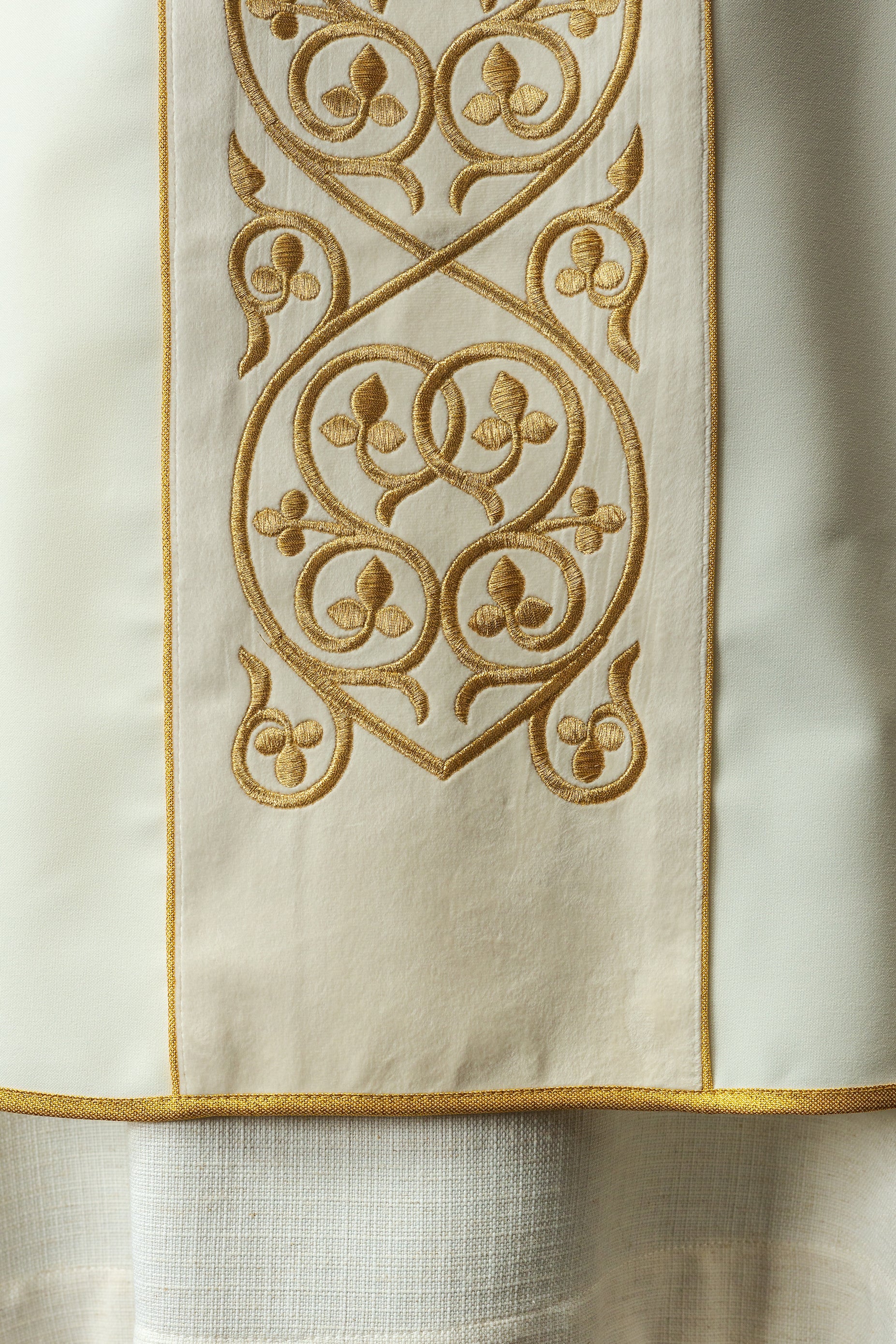 Chasuble decorated with velvet embroidery KOR/169/5 Ecru