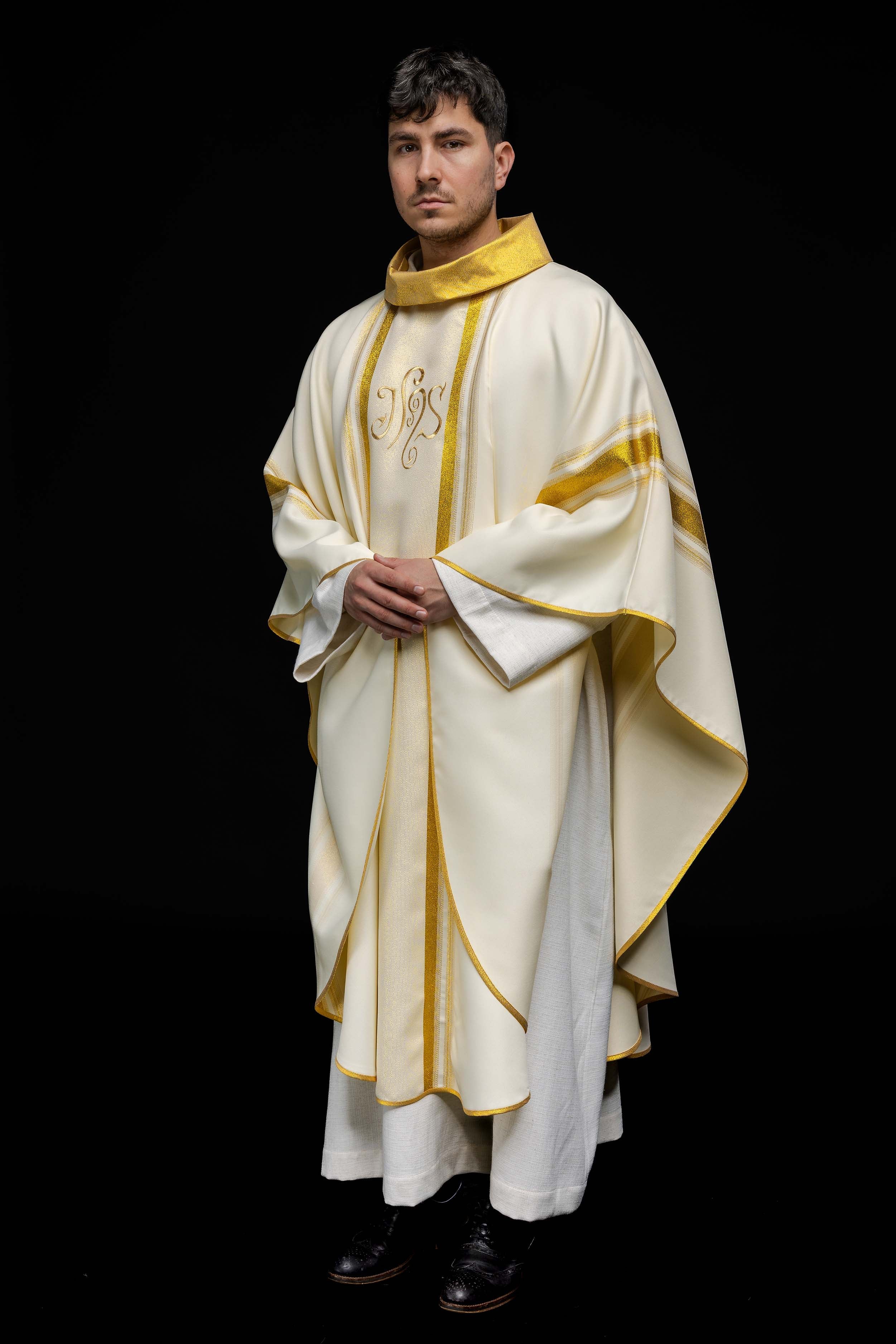 Chasuble embroidered with IHS motif with gilding in ecru - HAFTINAUSA.COM