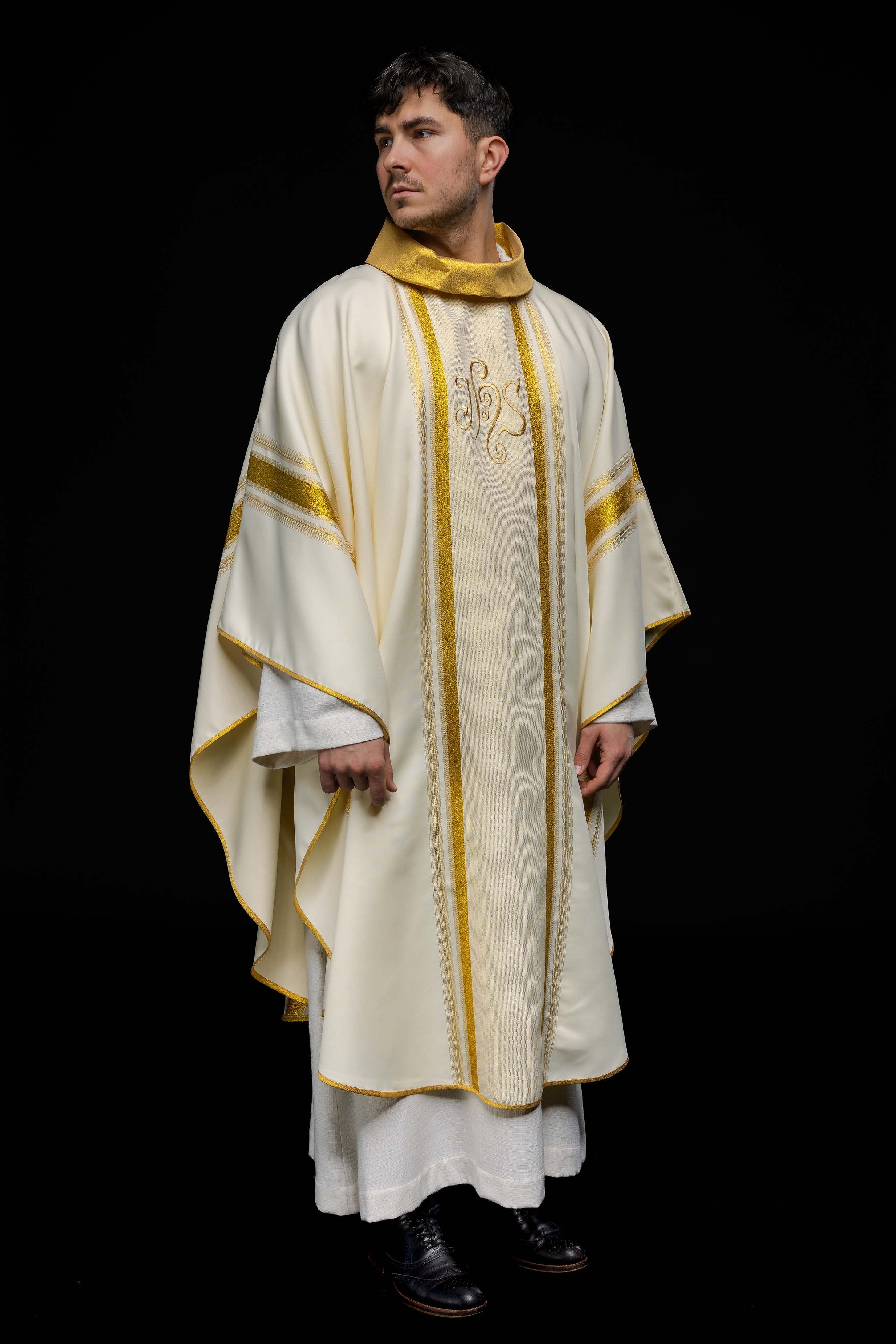 Chasuble embroidered with IHS motif with gilding in ecru - HAFTINAUSA.COM