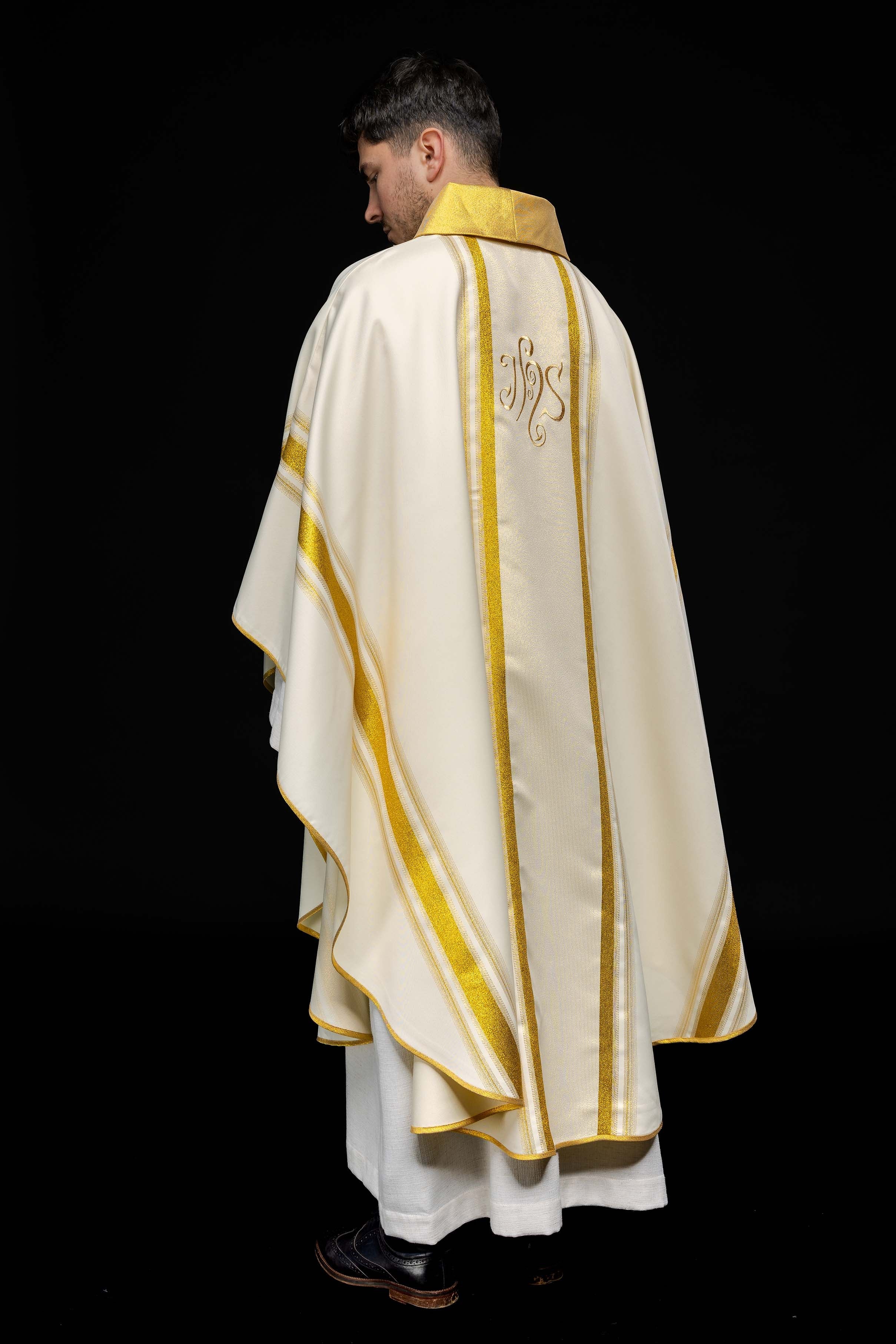 Chasuble embroidered with IHS motif with gilding in ecru - HAFTINAUSA.COM