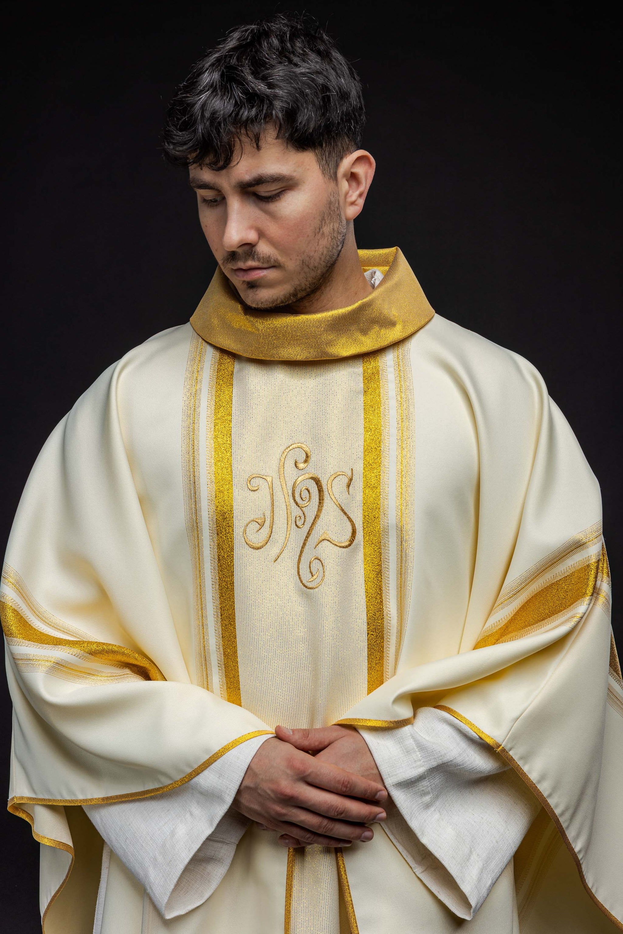 Chasuble embroidered with IHS motif with gilding in ecru - HAFTINAUSA.COM