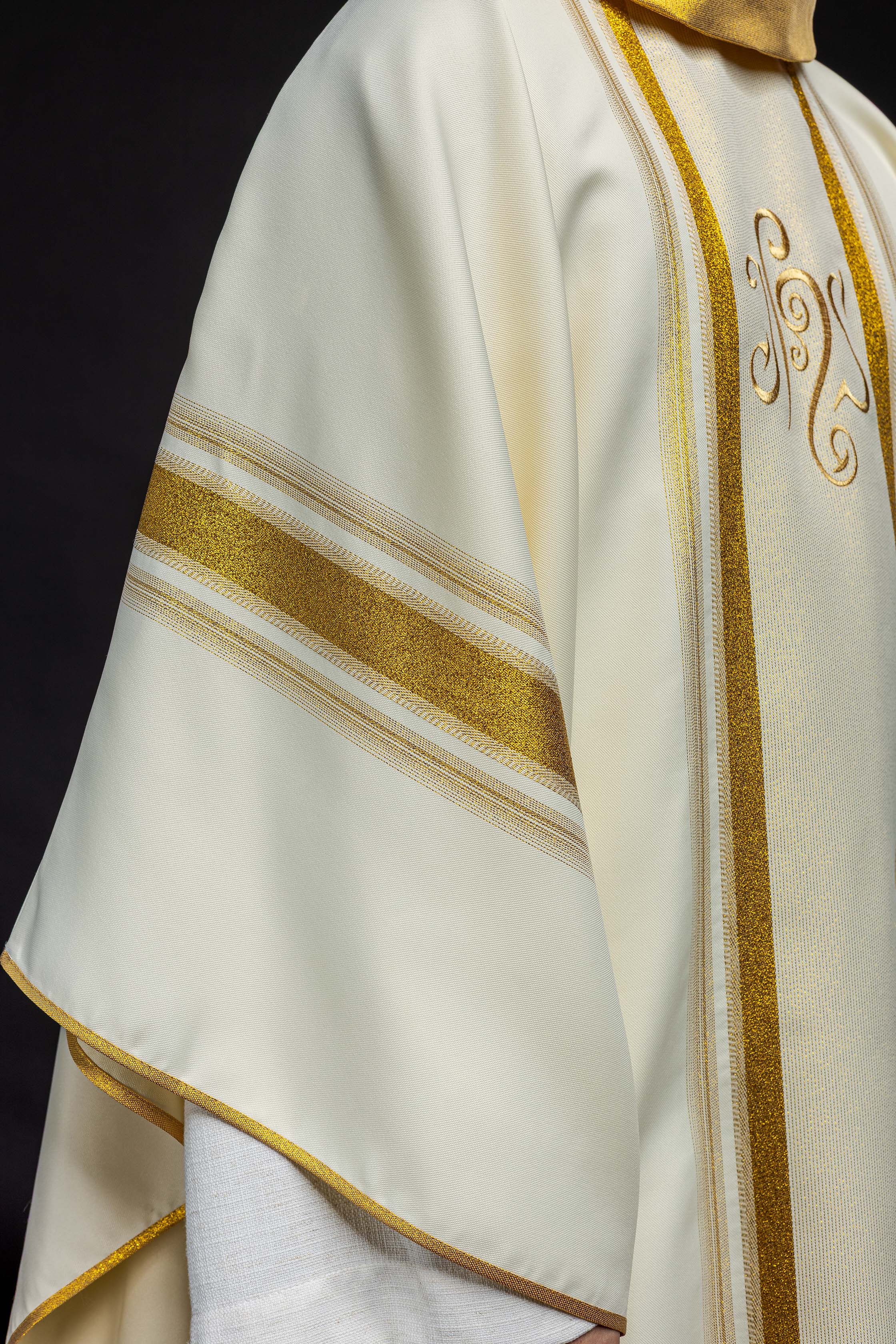 Chasuble embroidered with IHS motif with gilding in ecru - HAFTINAUSA.COM