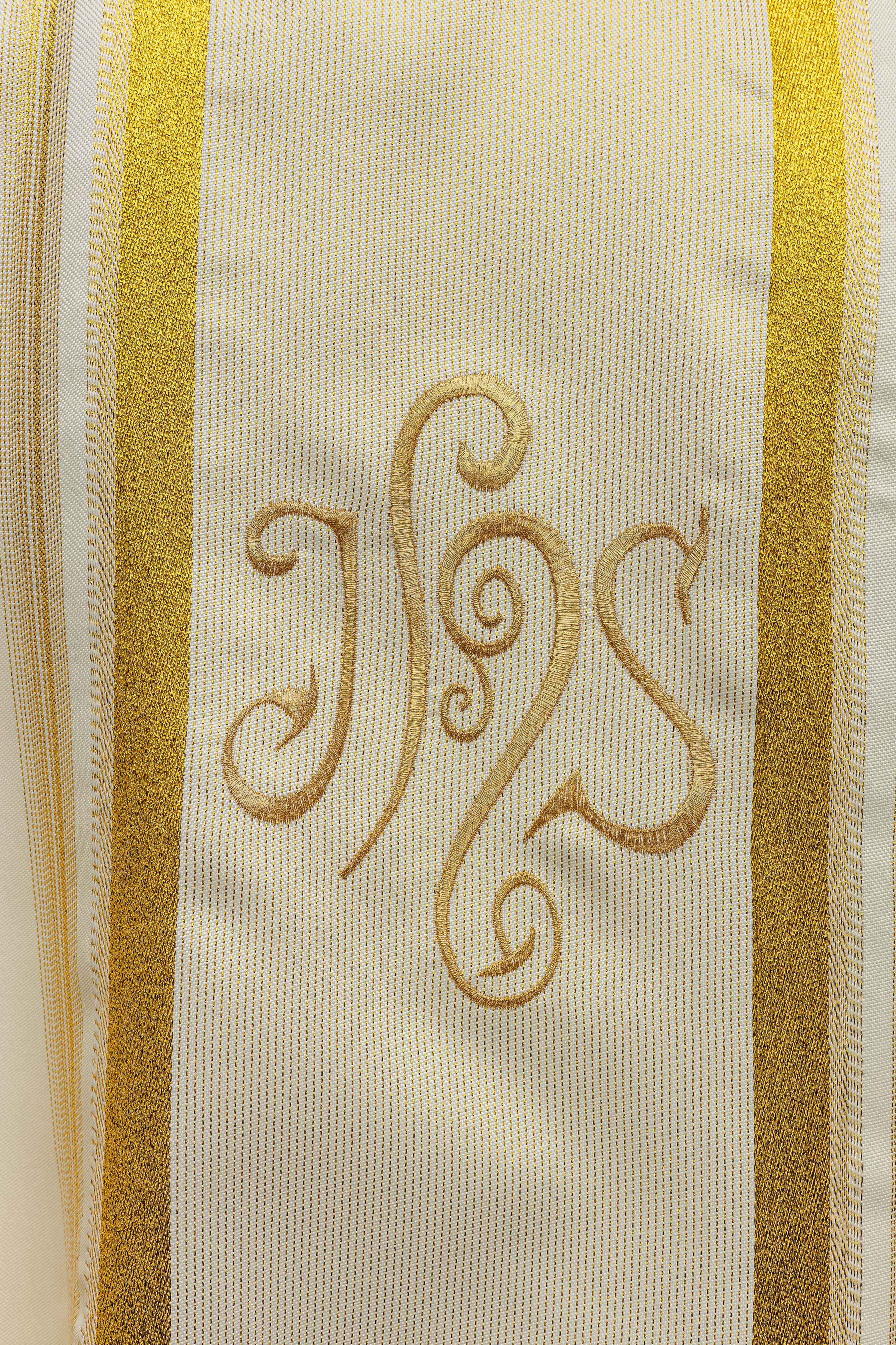 Chasuble embroidered with IHS motif with gilding in ecru - HAFTINAUSA.COM