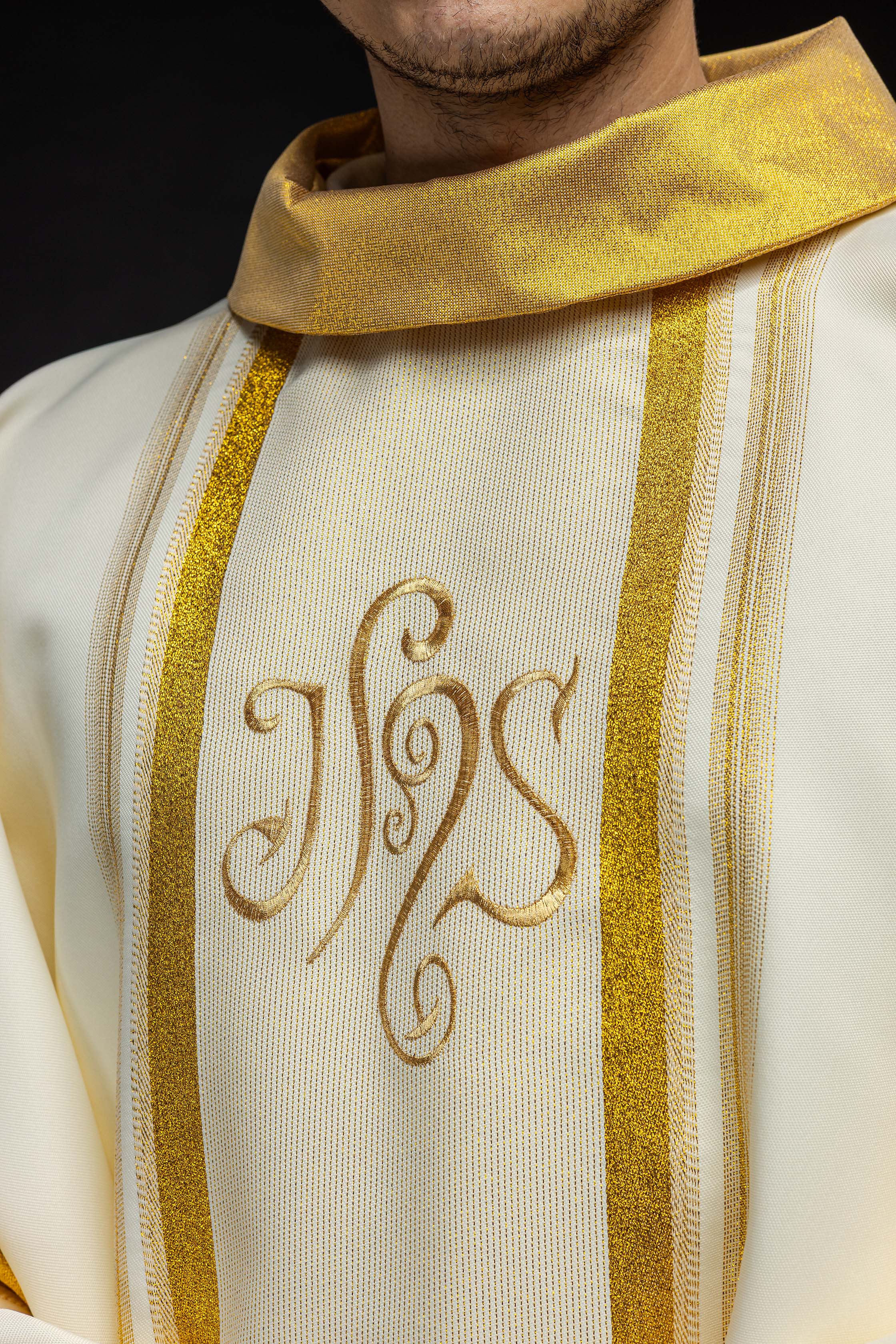 Chasuble embroidered with IHS motif with gilding in ecru - HAFTINAUSA.COM