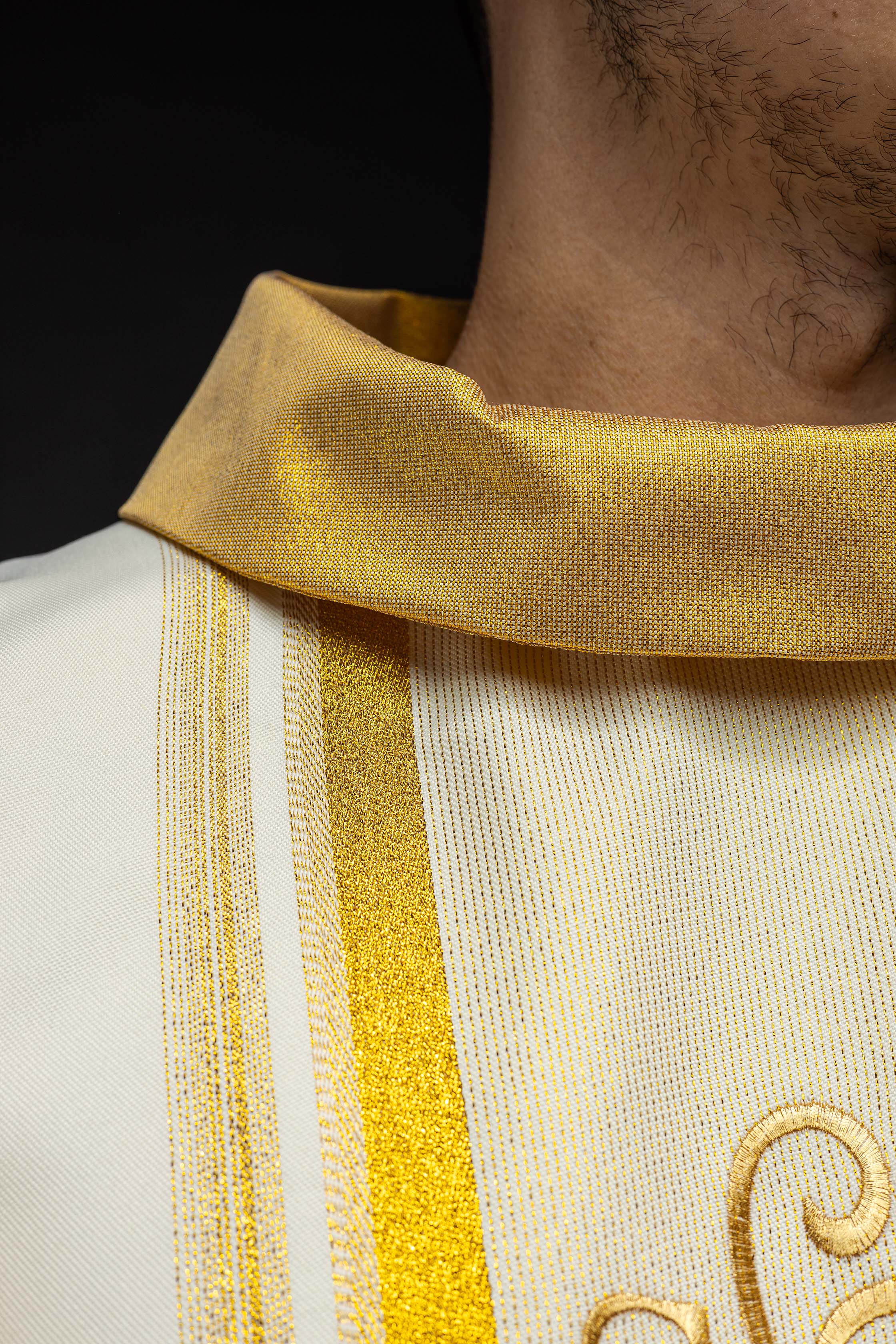 Chasuble embroidered with IHS motif with gilding in ecru - HAFTINAUSA.COM