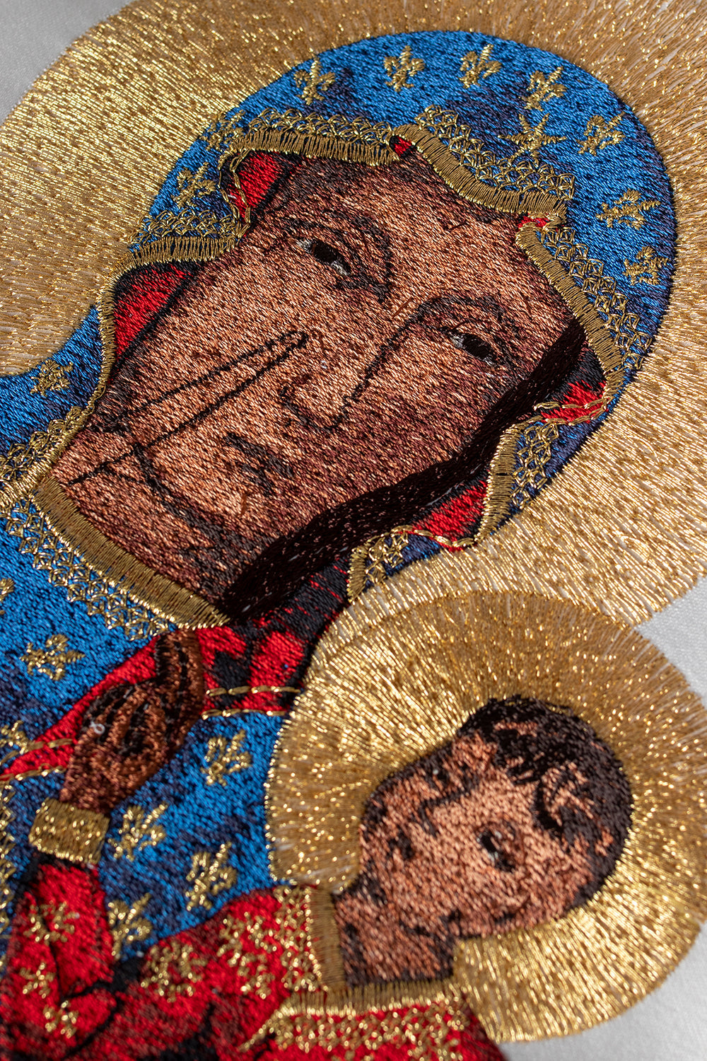 Chasuble with the image of Our Lady of Częstochowa in ecru - HAFTINAUSA.COM