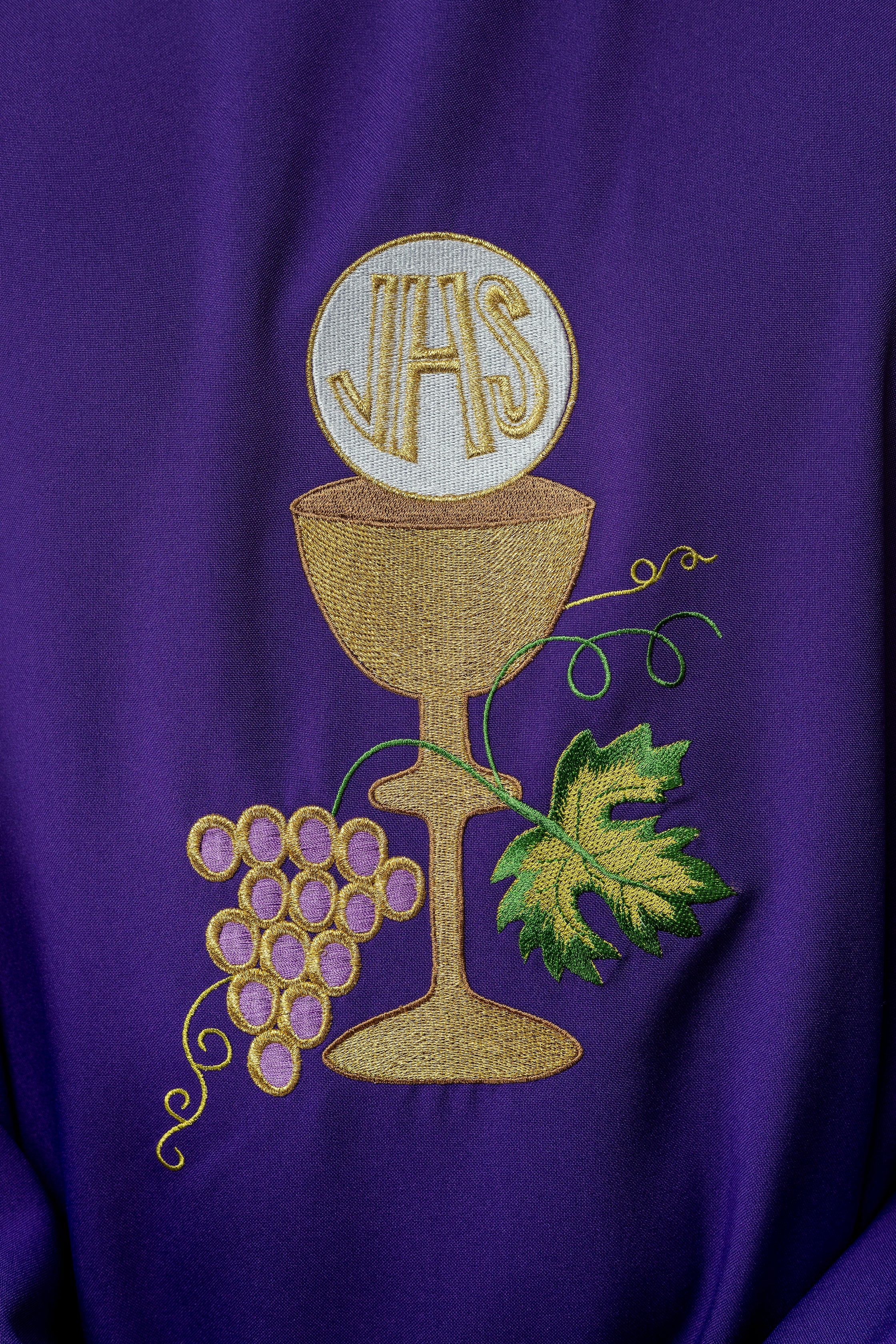 Chasuble Chalice Cross and Grapes in purple - HAFTINAUSA.COM