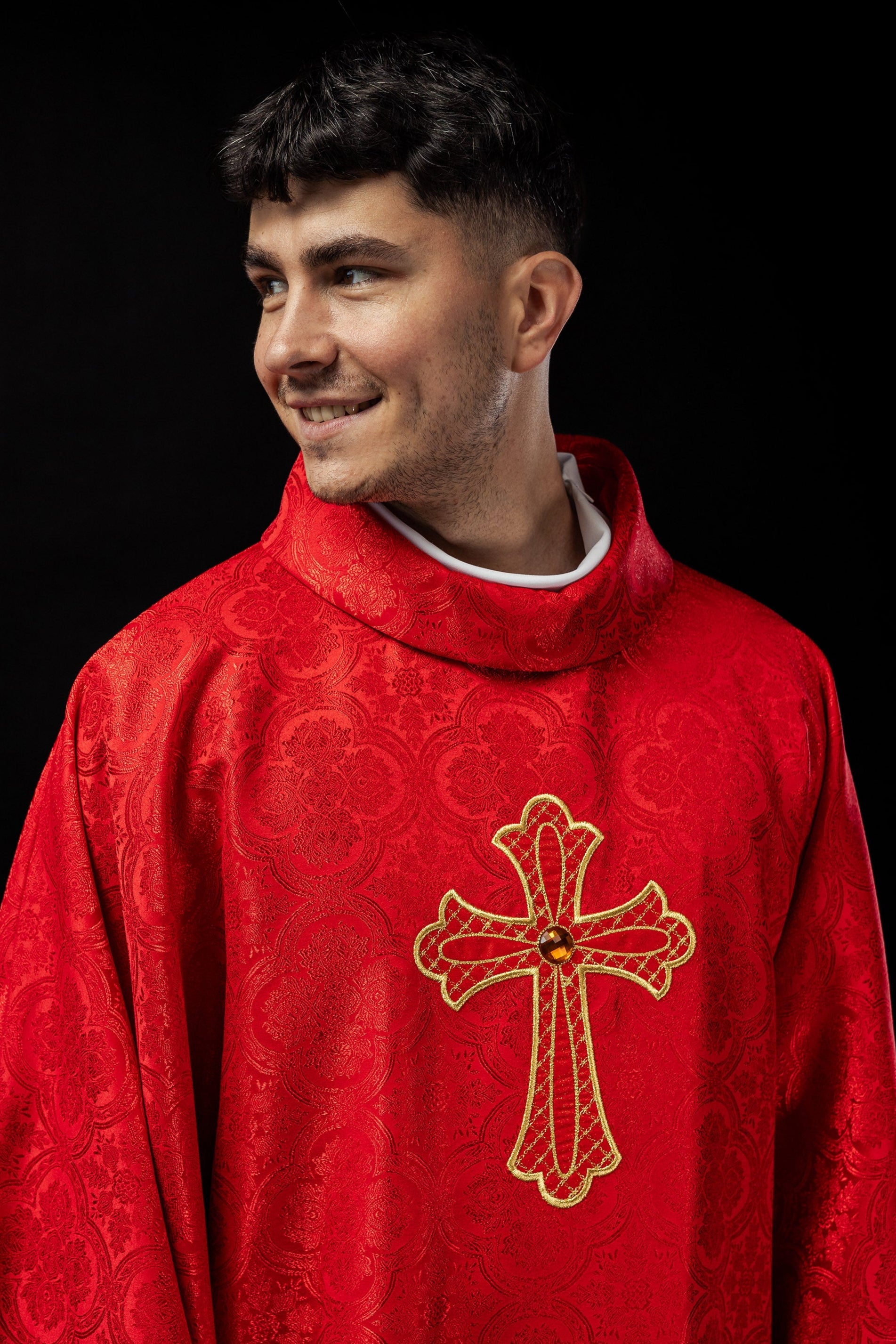 Embroidered chasuble with symbol of the cross Red