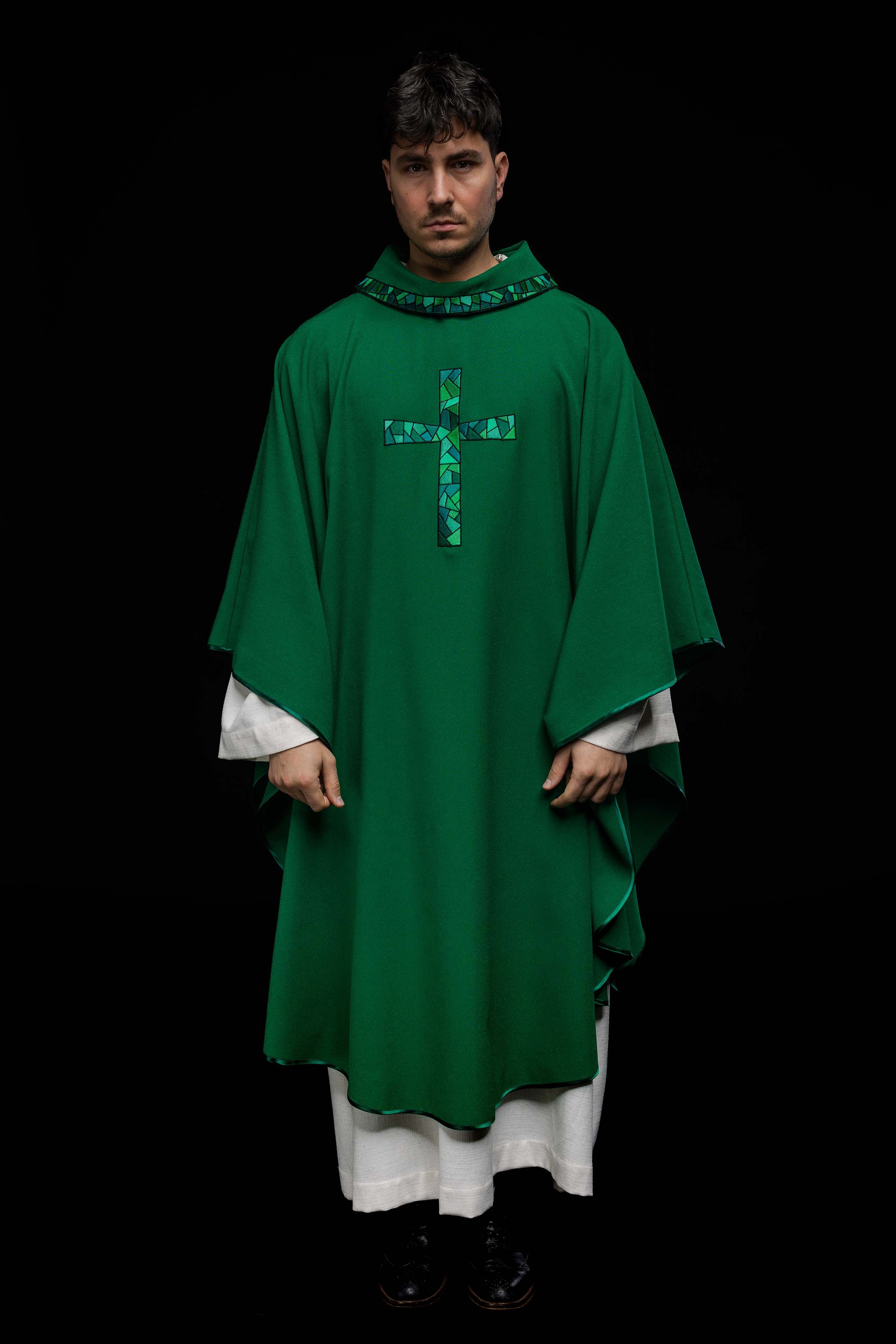 Green chasuble with simple embroidery - HAFTINAUSA.COM