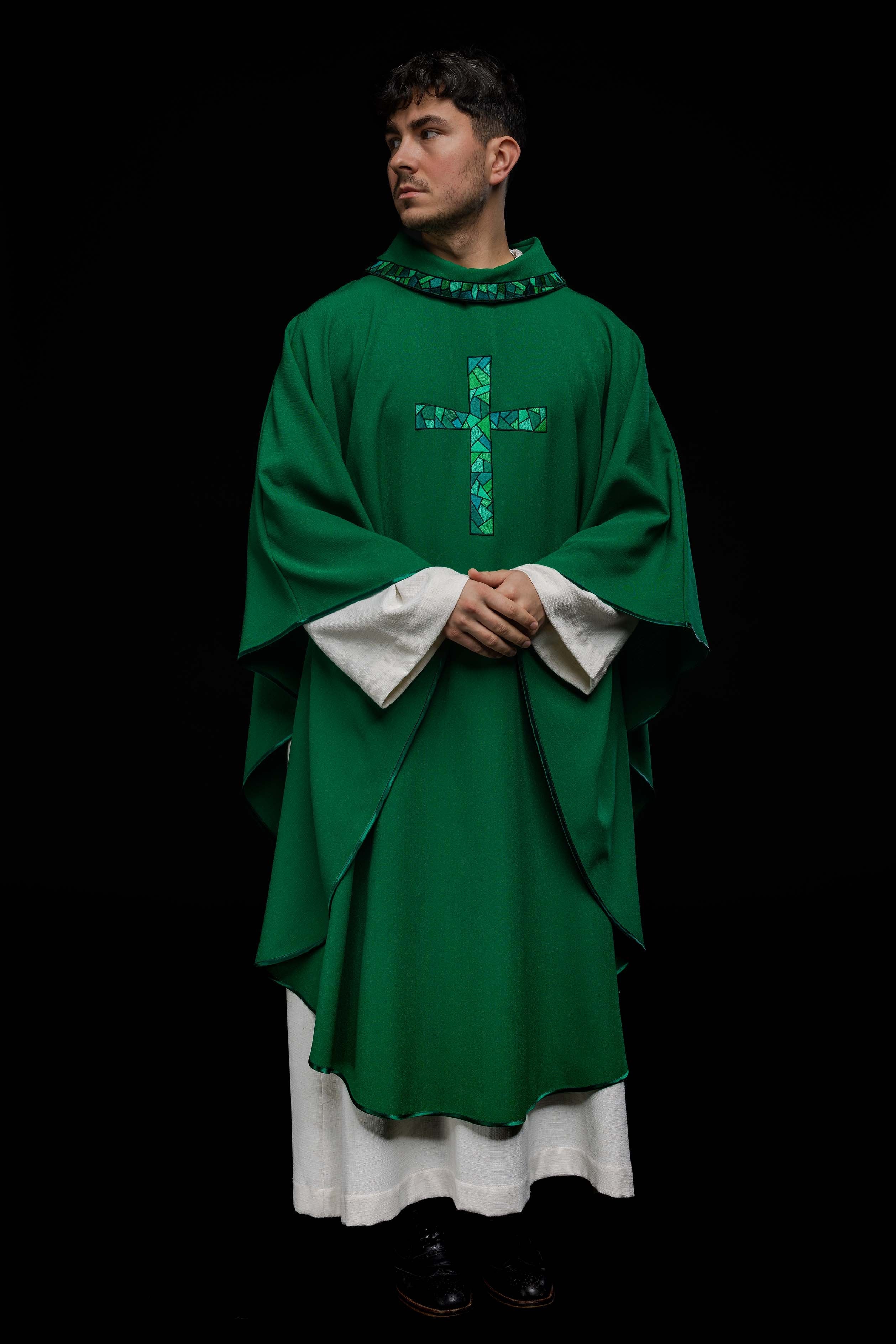 Green chasuble with simple embroidery - HAFTINAUSA.COM