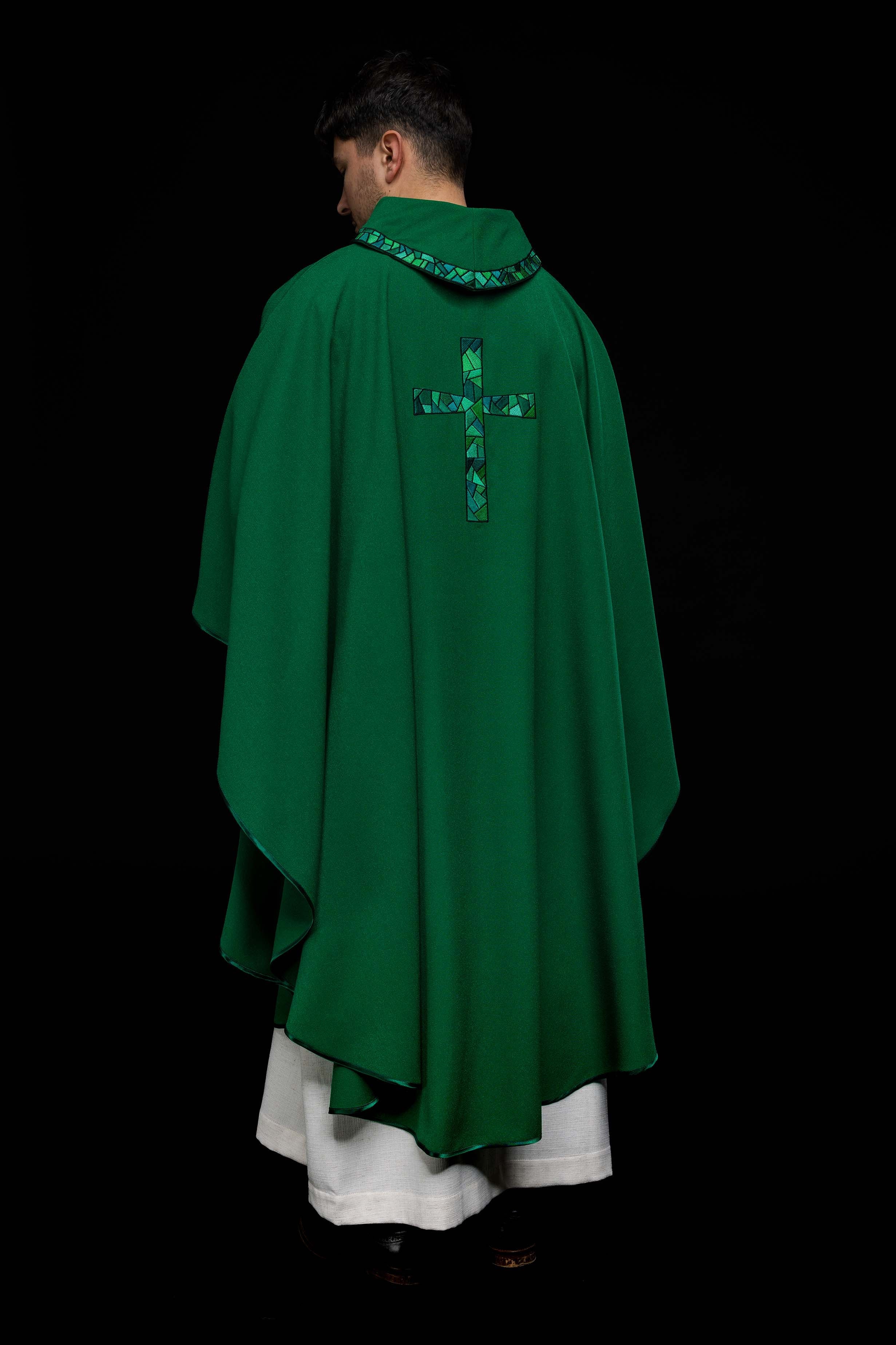 Green chasuble with simple embroidery - HAFTINAUSA.COM