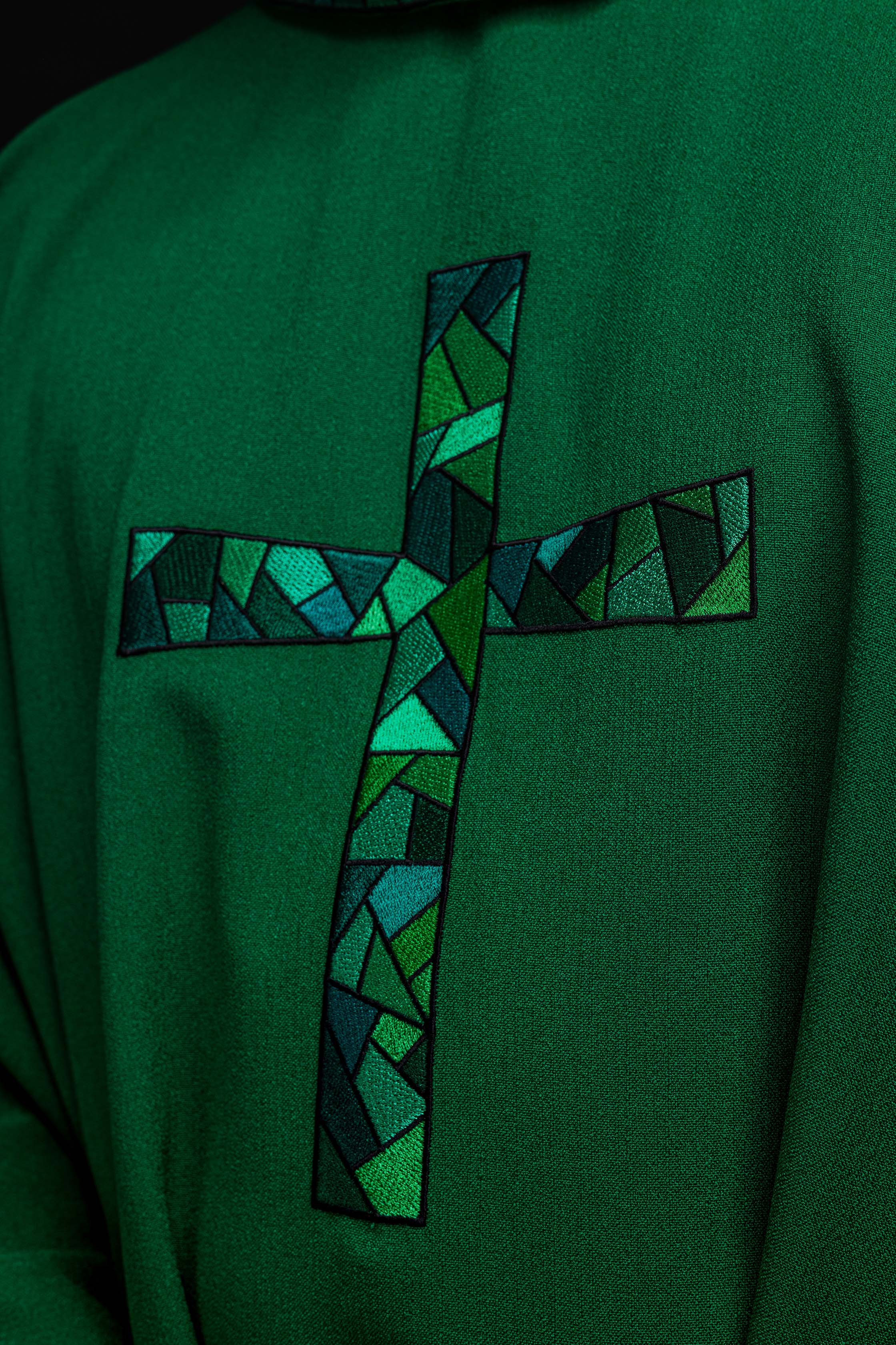 Green chasuble with simple embroidery - HAFTINAUSA.COM