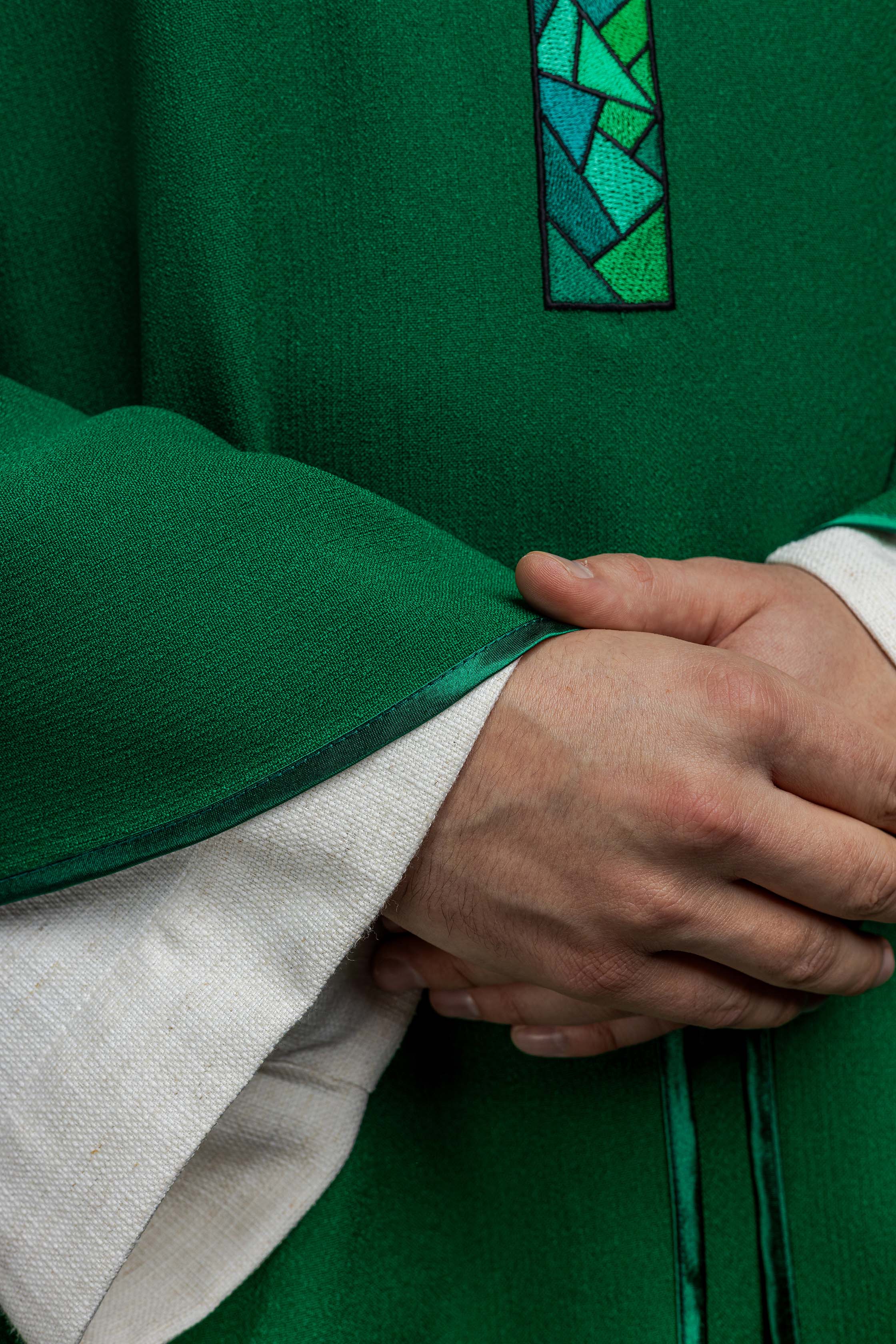 Green chasuble with simple embroidery - HAFTINAUSA.COM