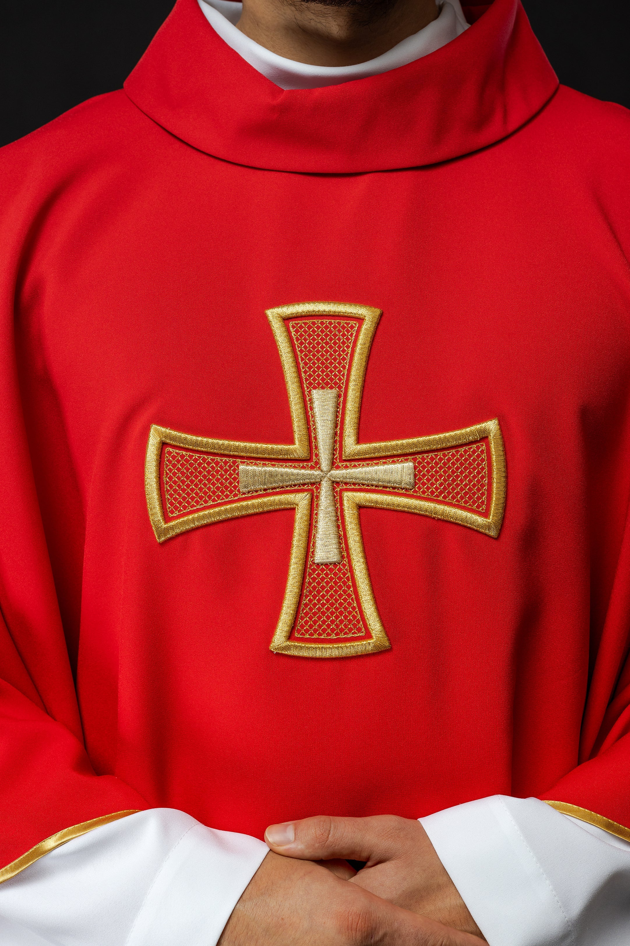 Red chasuble with mosaic red cross - HAFTINAUSA.COM