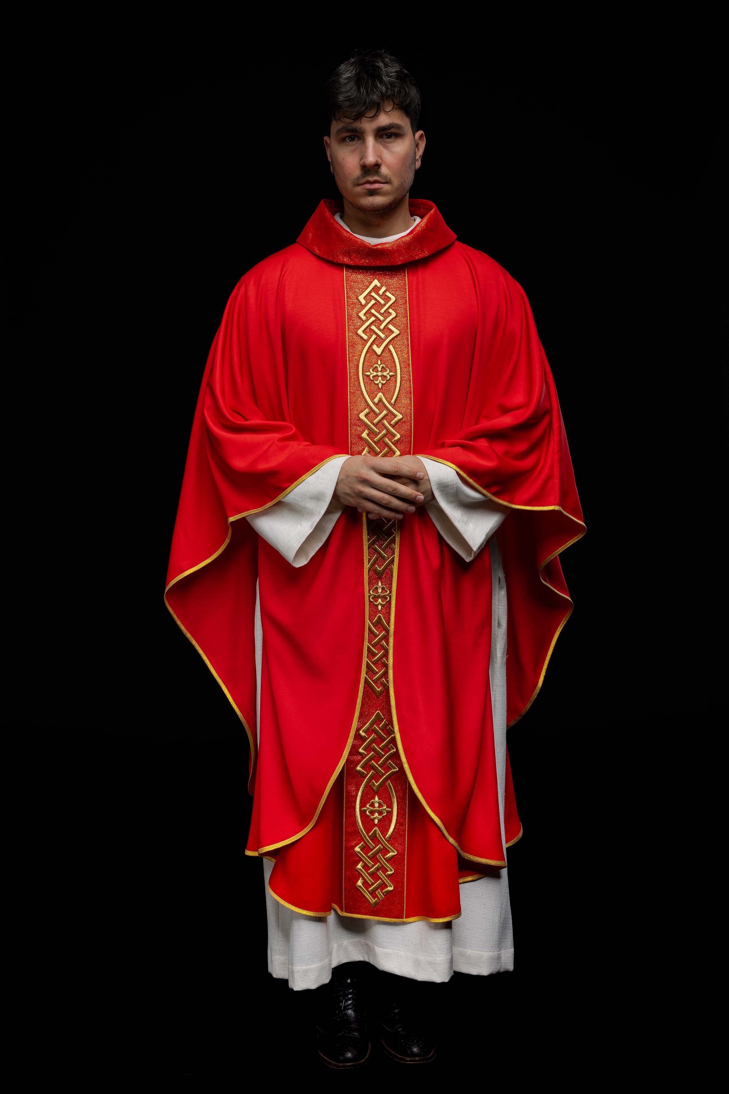 Red chasuble with narrow embroidery - HAFTINAUSA.COM