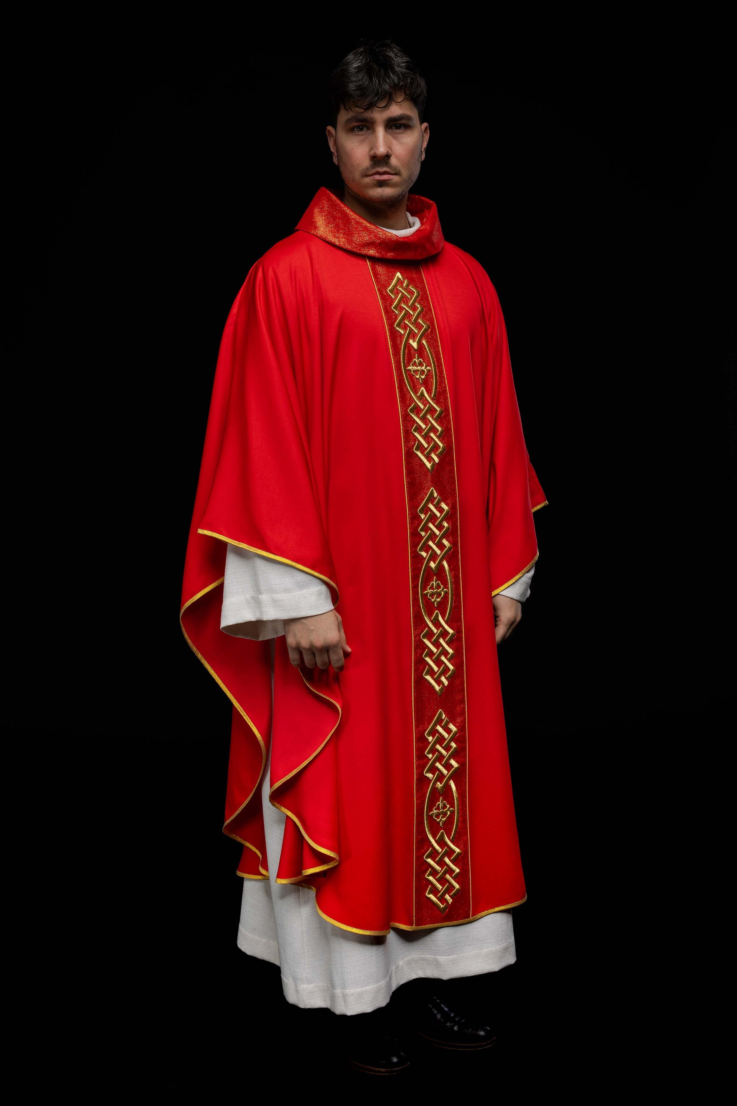 Red chasuble with narrow embroidery - HAFTINAUSA.COM