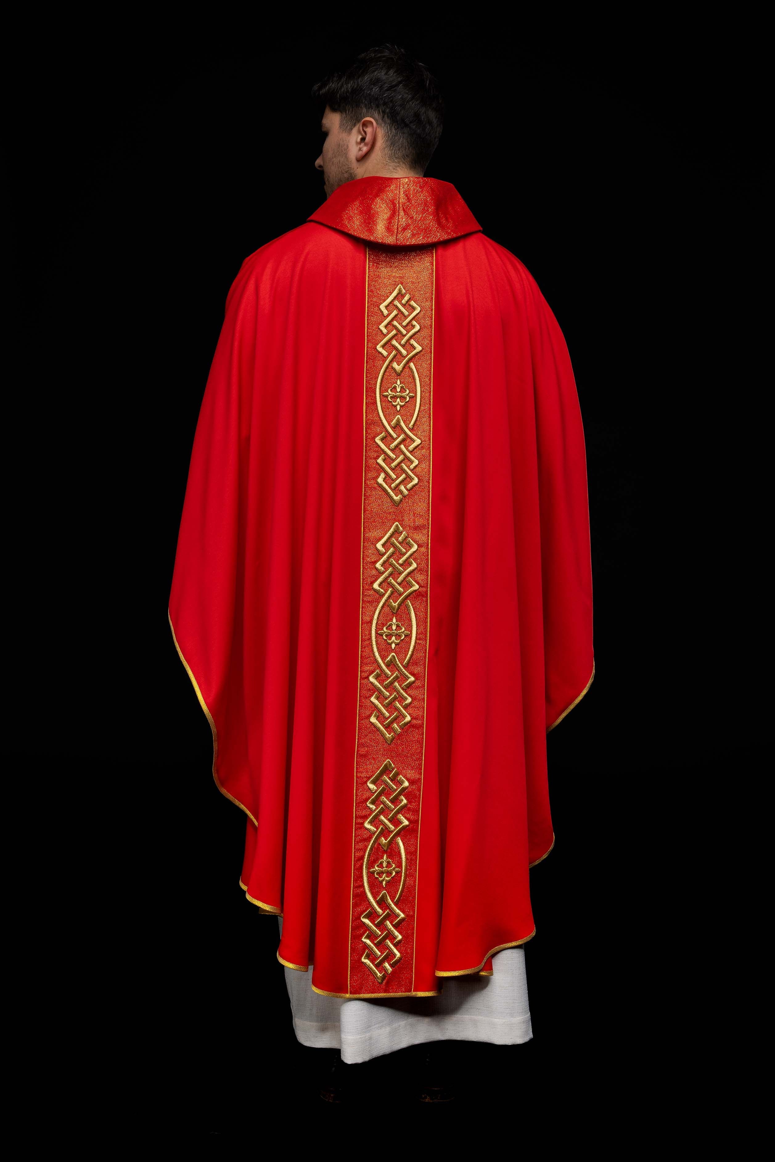 Red chasuble with narrow embroidery - HAFTINAUSA.COM