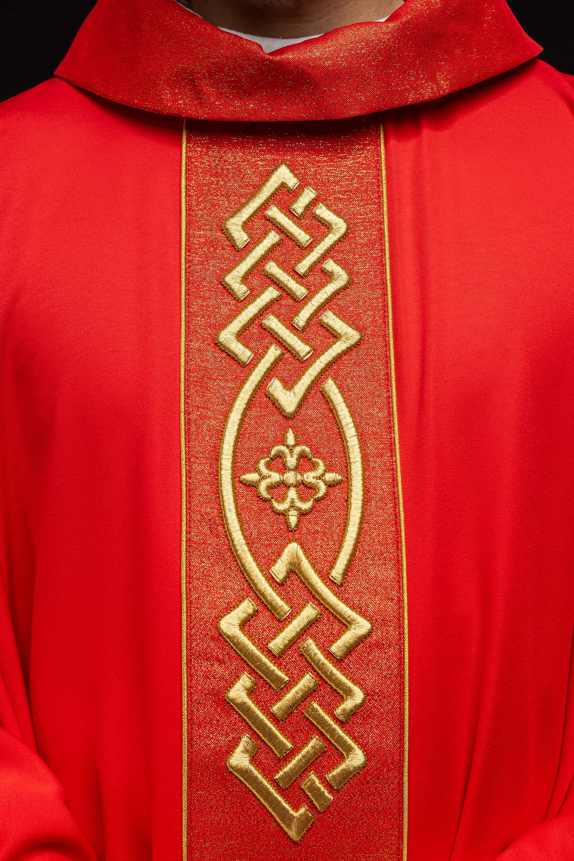 Red chasuble with narrow embroidery - HAFTINAUSA.COM