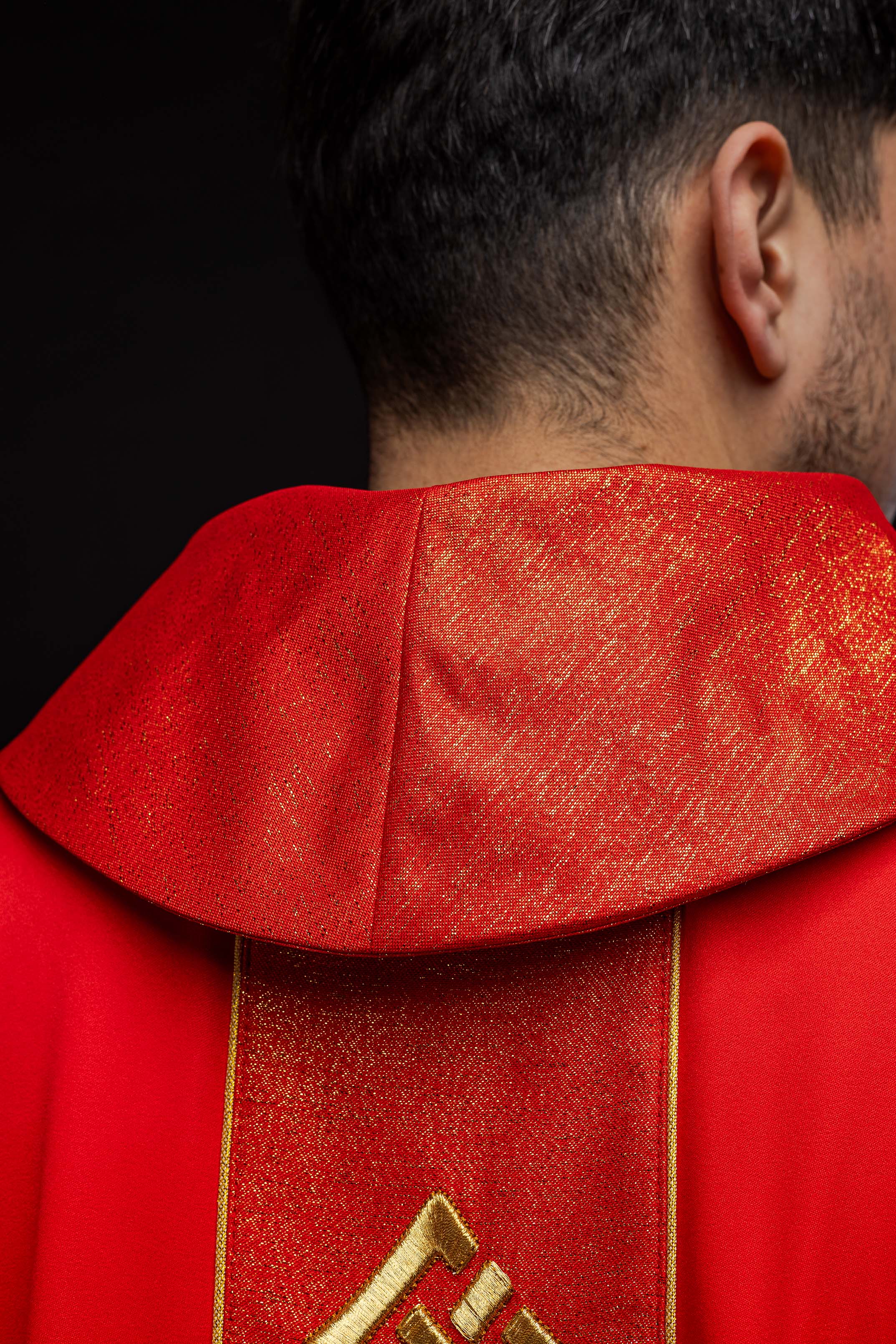 Red chasuble with narrow embroidery - HAFTINAUSA.COM