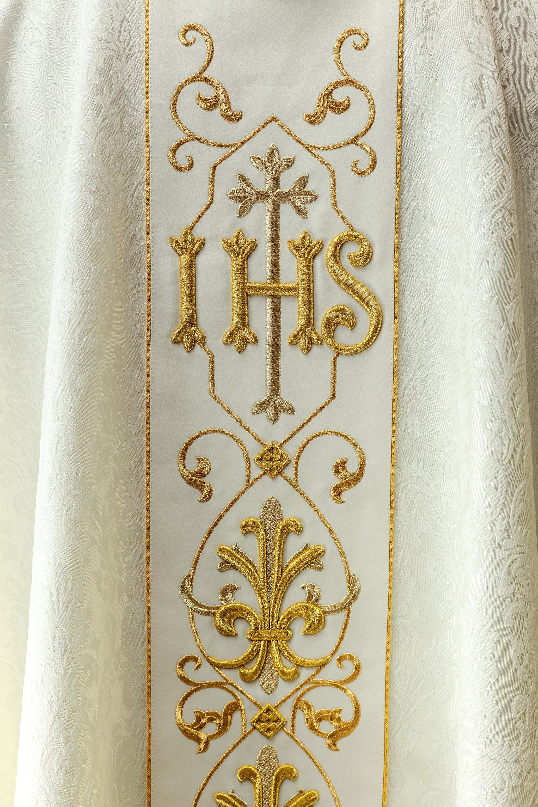 Chasuble embroidered with Purple Cross - HAFTINAUSA.COM