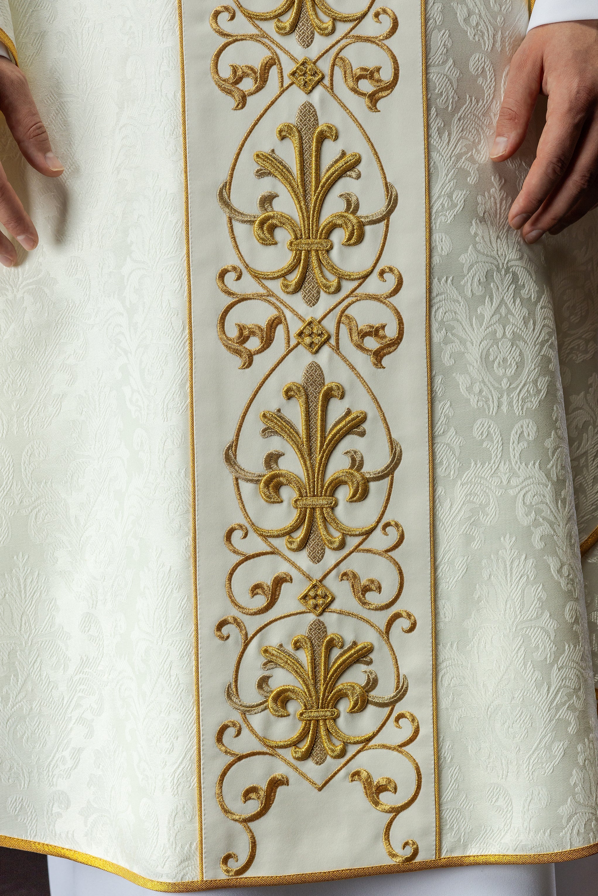 Chasuble embroidered with Purple Cross - HAFTINAUSA.COM