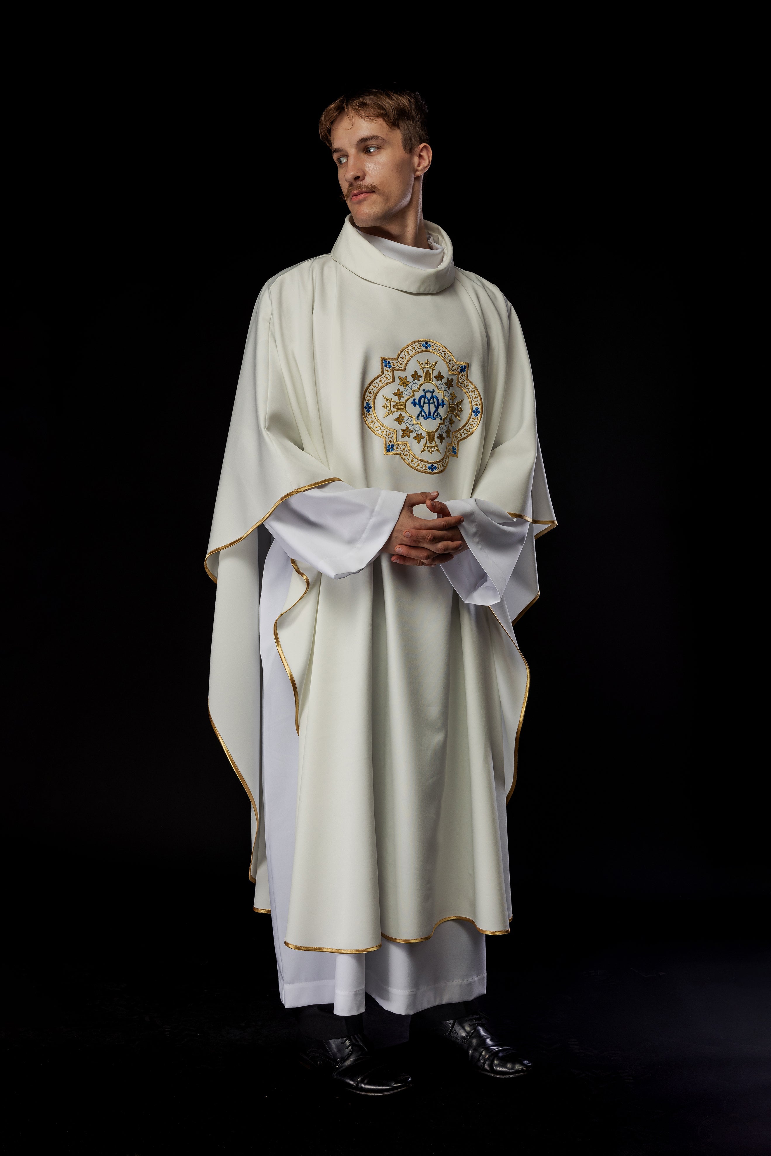 Chasuble embroidered with Marian motif in ecru