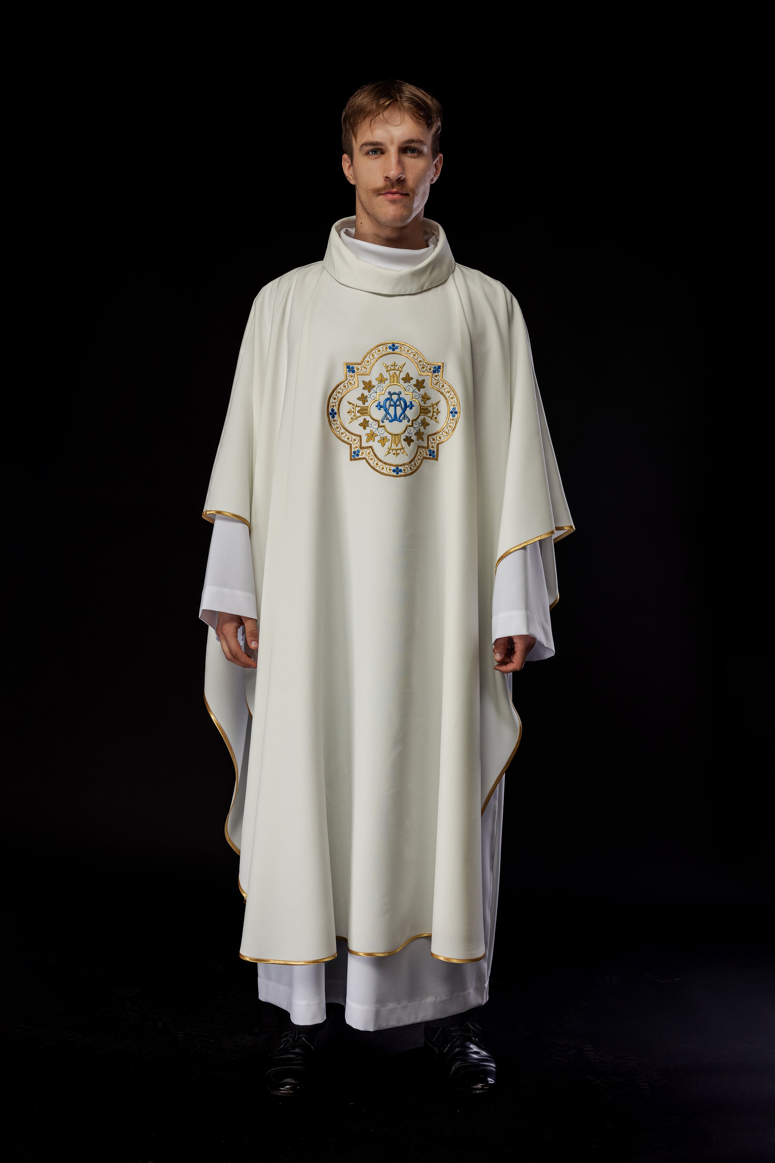 Chasuble embroidered with Marian motif in ecru