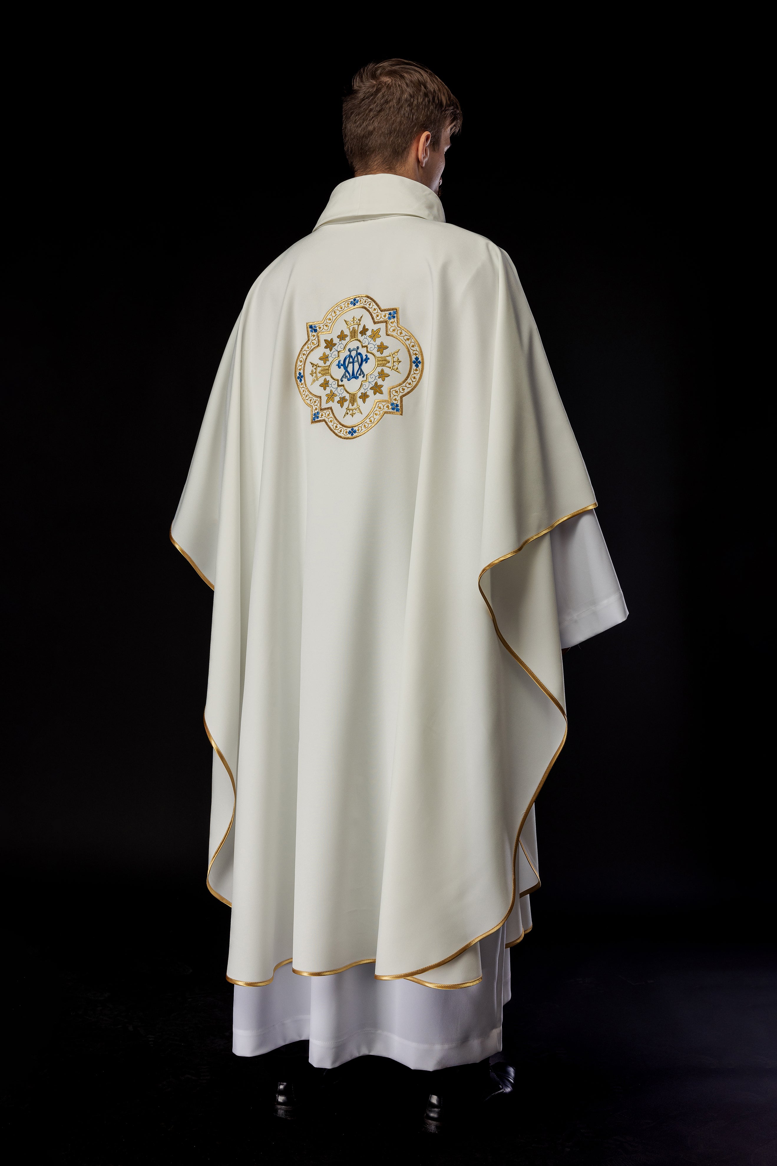 Chasuble embroidered with Marian motif in ecru