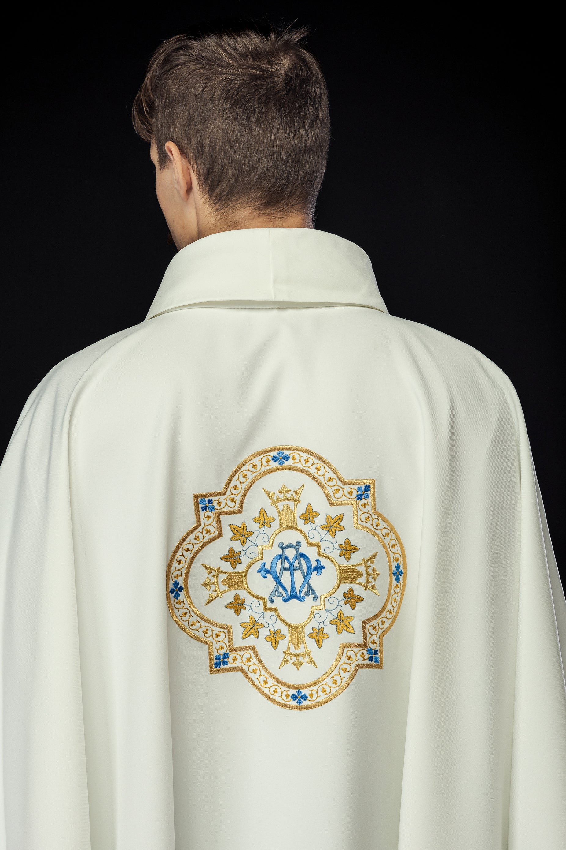 Chasuble embroidered with Marian motif in ecru