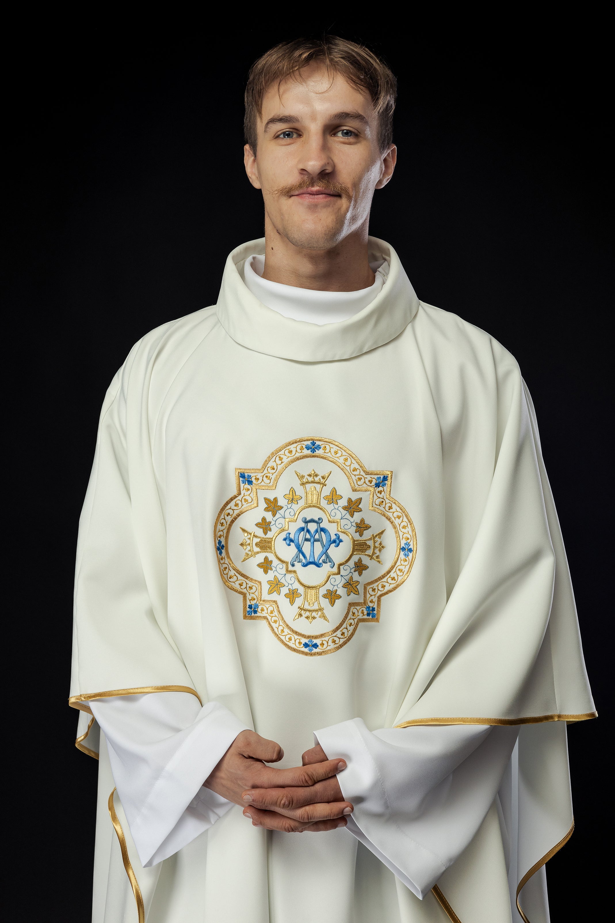 Chasuble embroidered with Marian motif in ecru