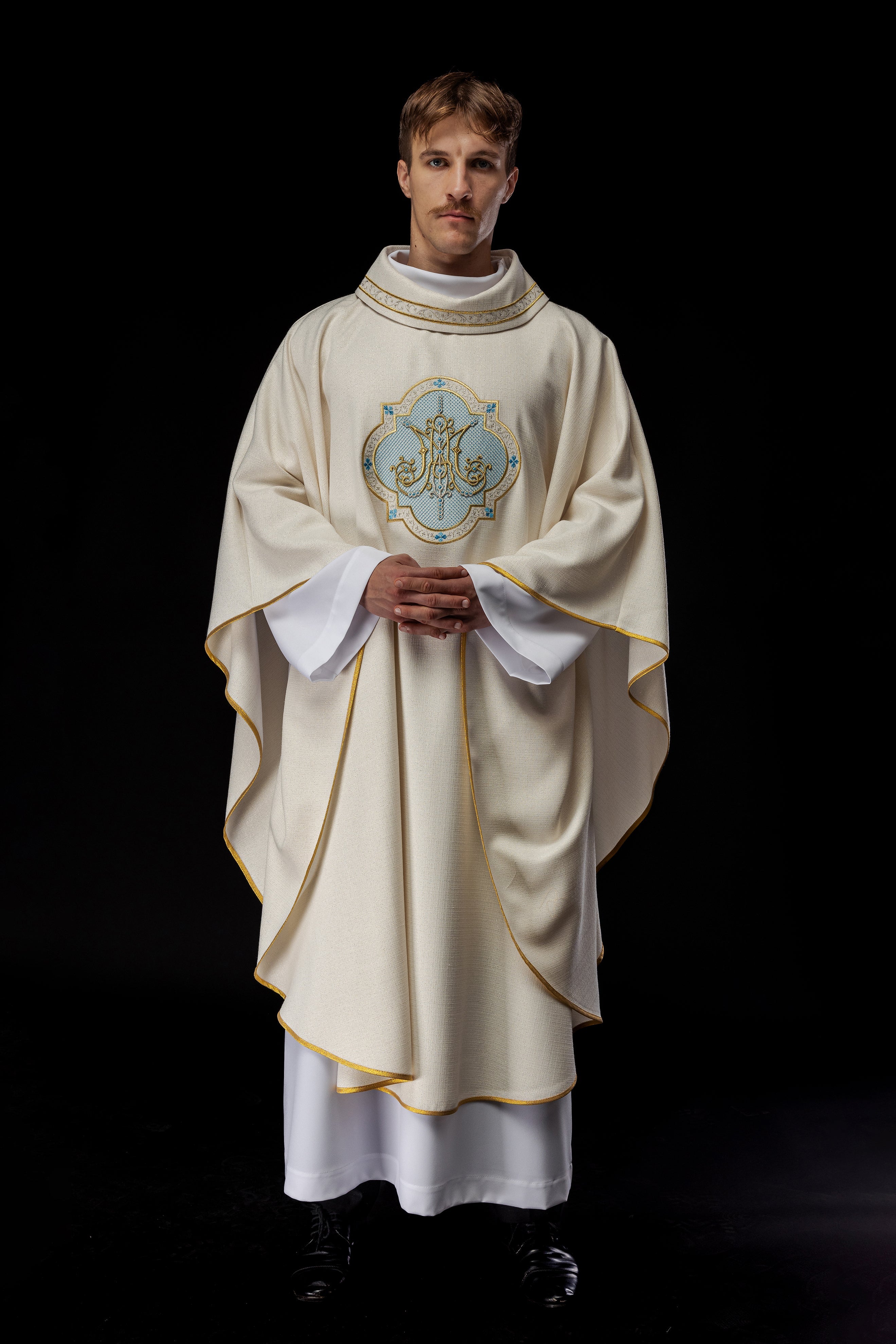 Marian chasuble in ivory with blue embroidery - HAFTINAUSA.COM