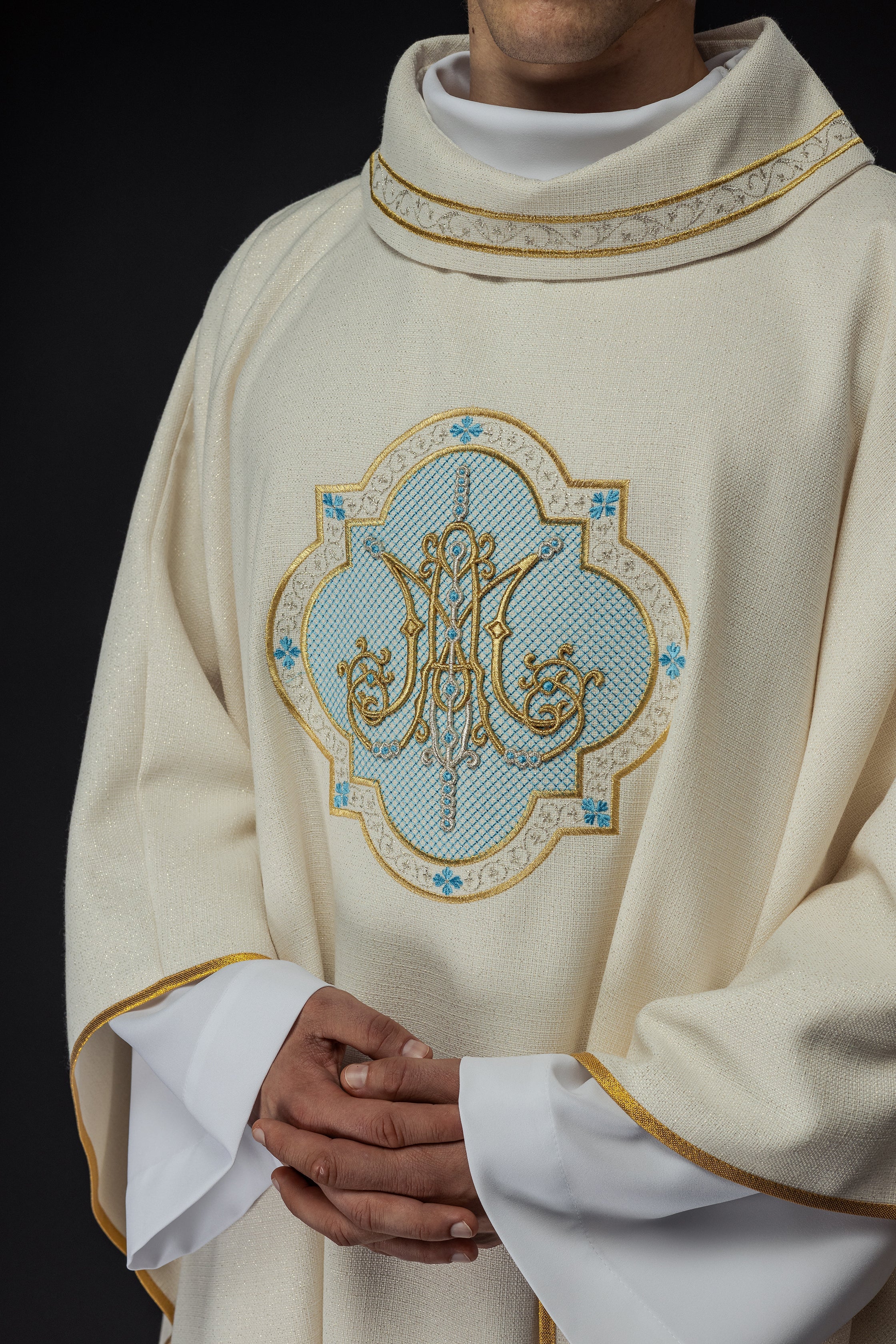 Marian chasuble in ivory with blue embroidery - HAFTINAUSA.COM