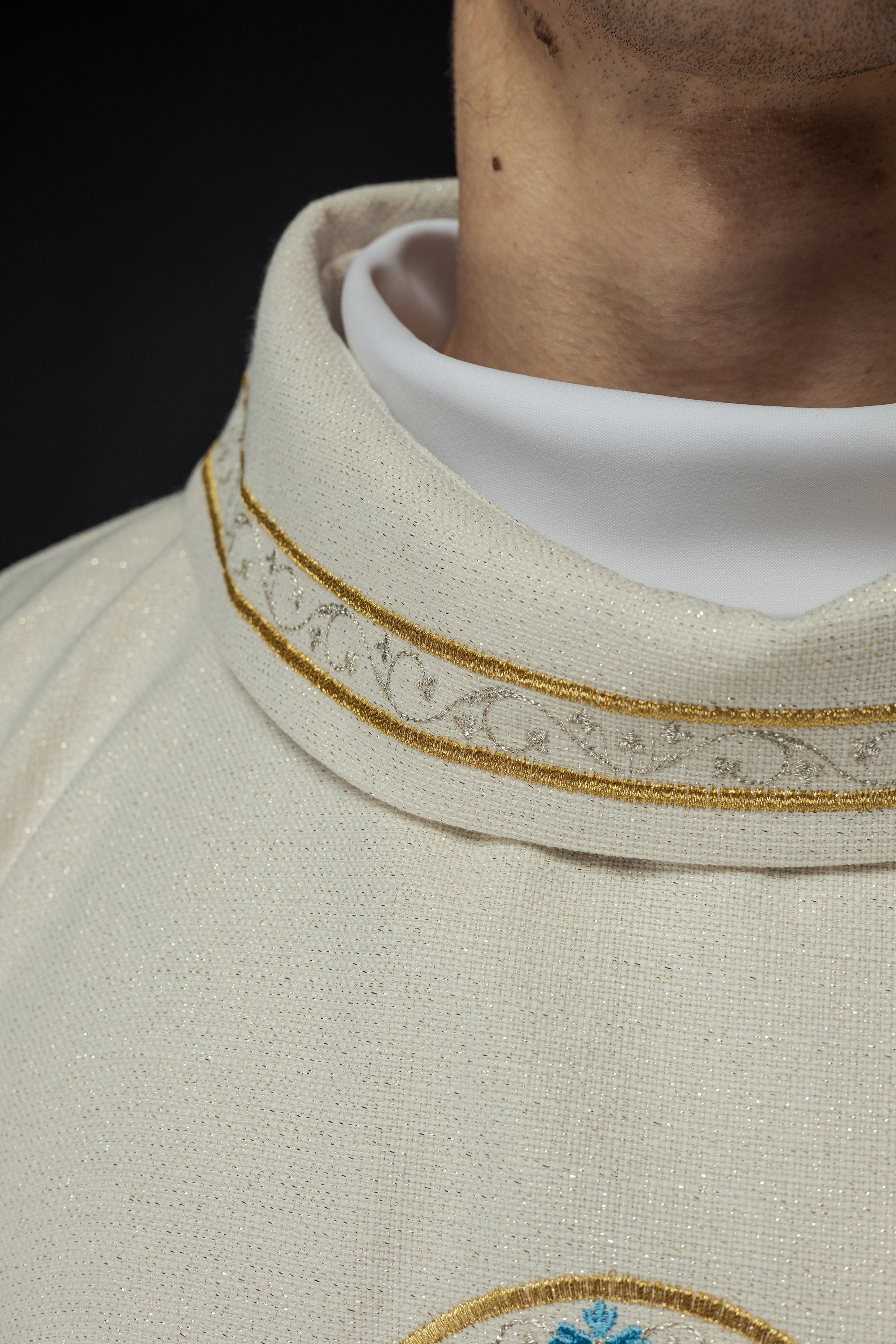 Marian chasuble in ivory with blue embroidery