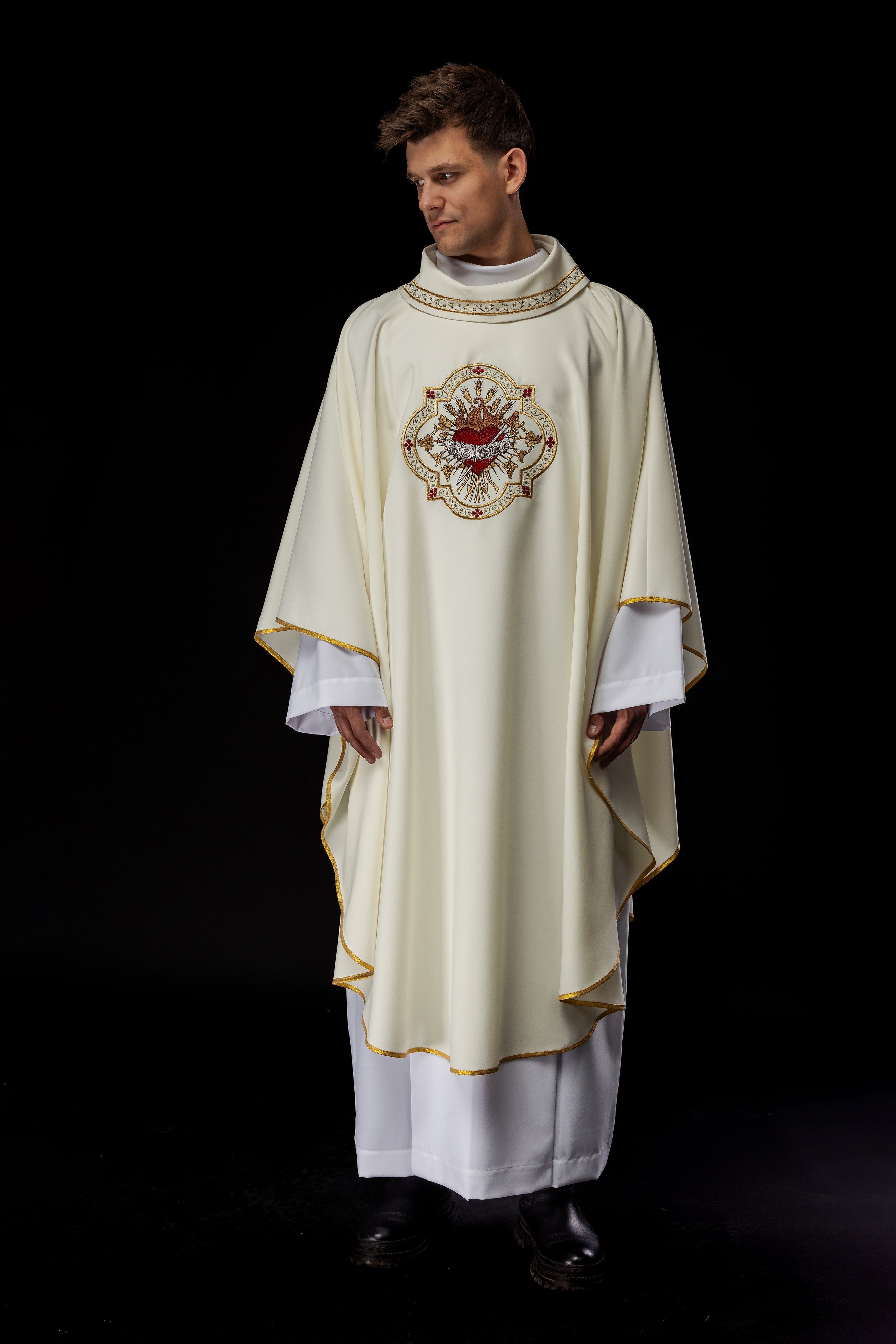 Embroidered chasuble with the motif of the Heart of Mary - HAFTINAUSA.COM