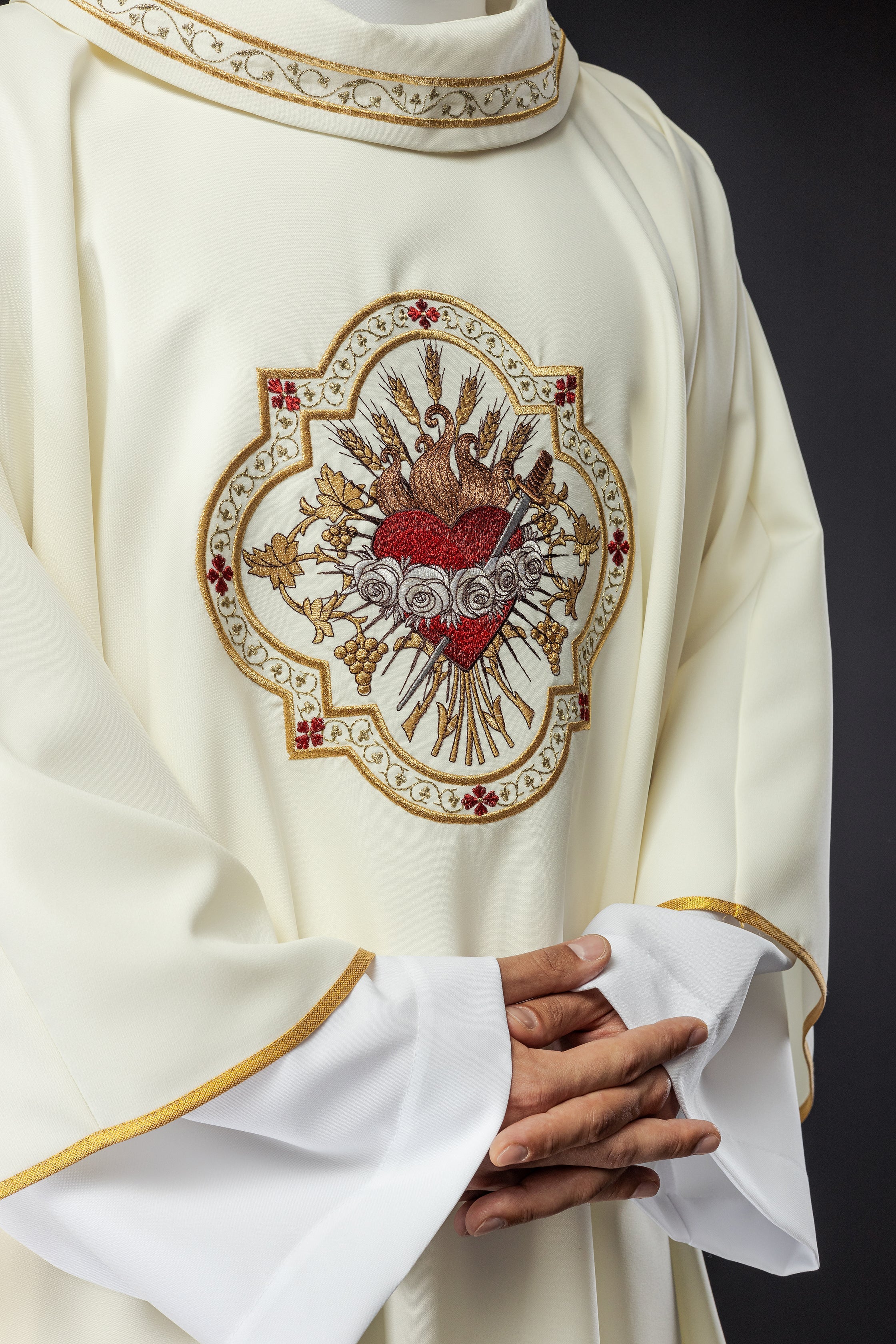 Embroidered chasuble with the motif of the Heart of Mary