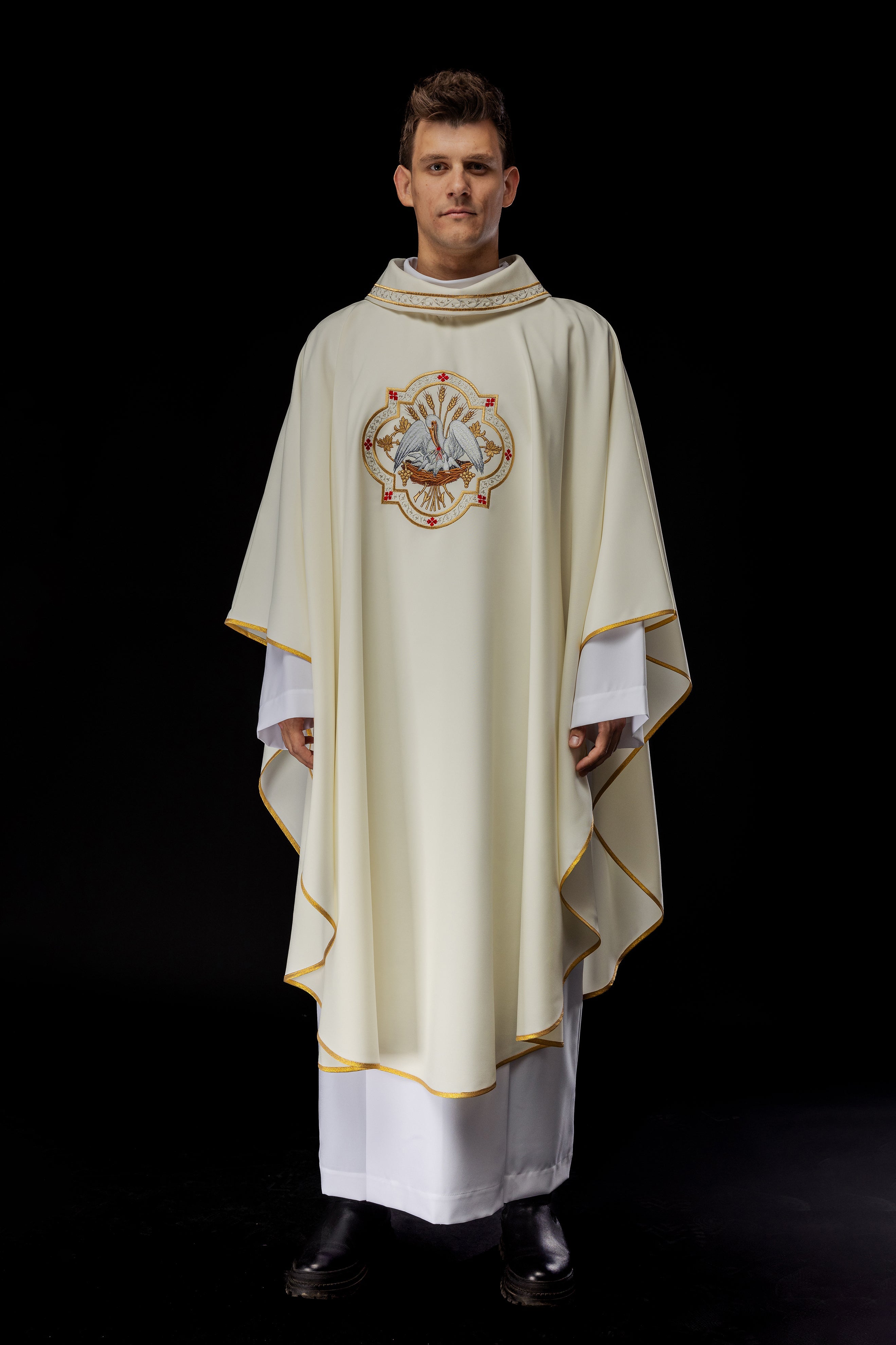 Classic ivory chasuble with Pelican motif embroidery - HAFTINAUSA.COM