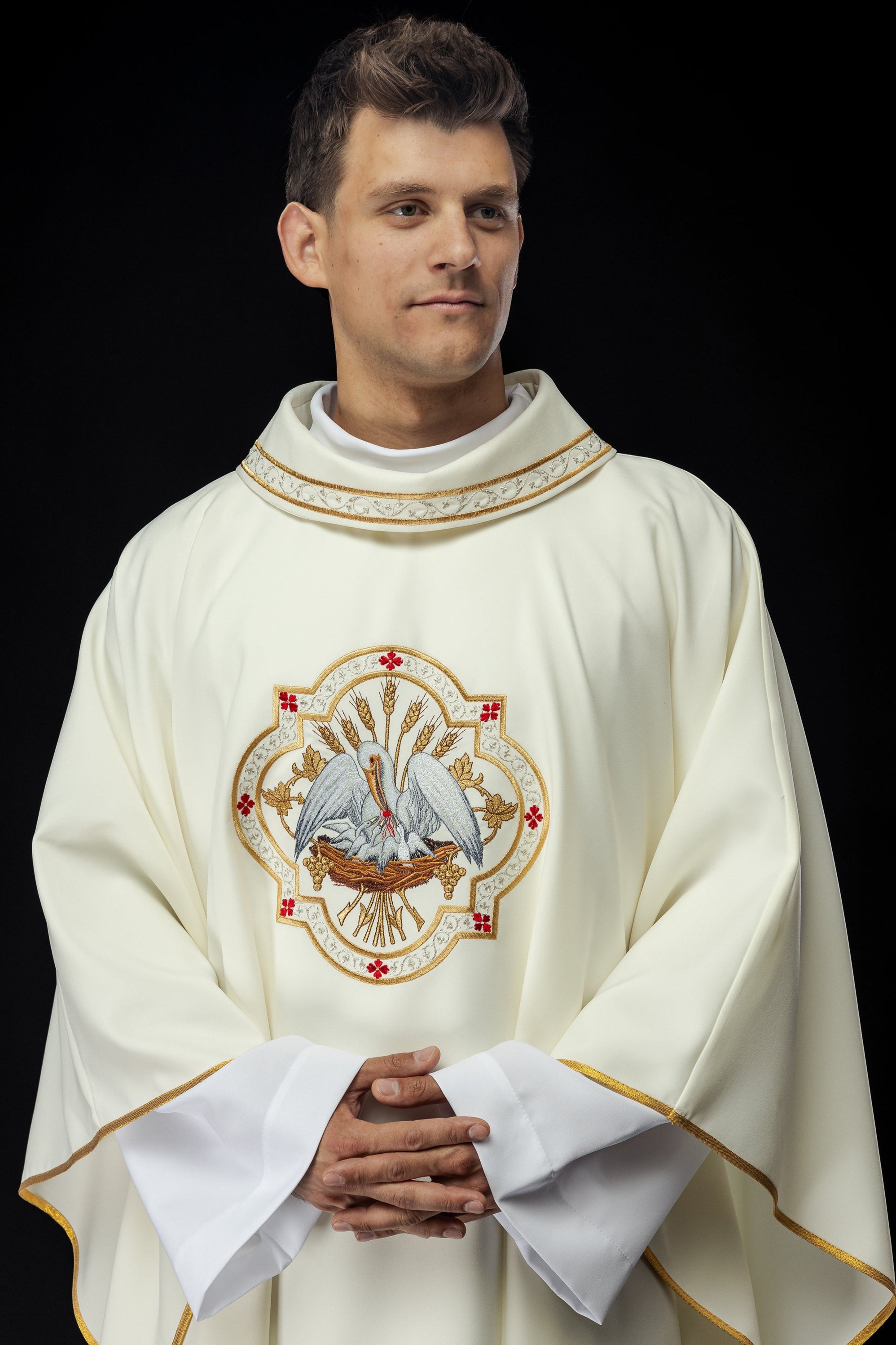 Classic ivory chasuble with Pelican motif embroidery - HAFTINAUSA.COM