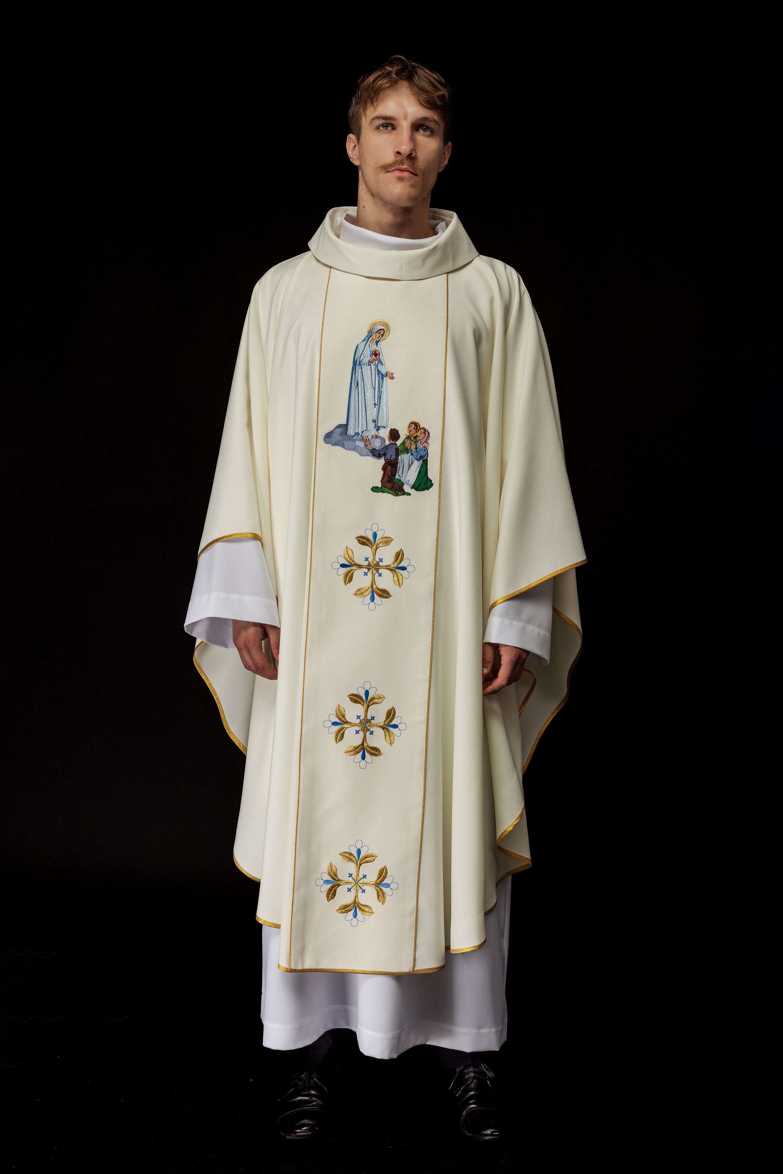 Priest chasuble in ivory with the image of Our Lady of Fatima