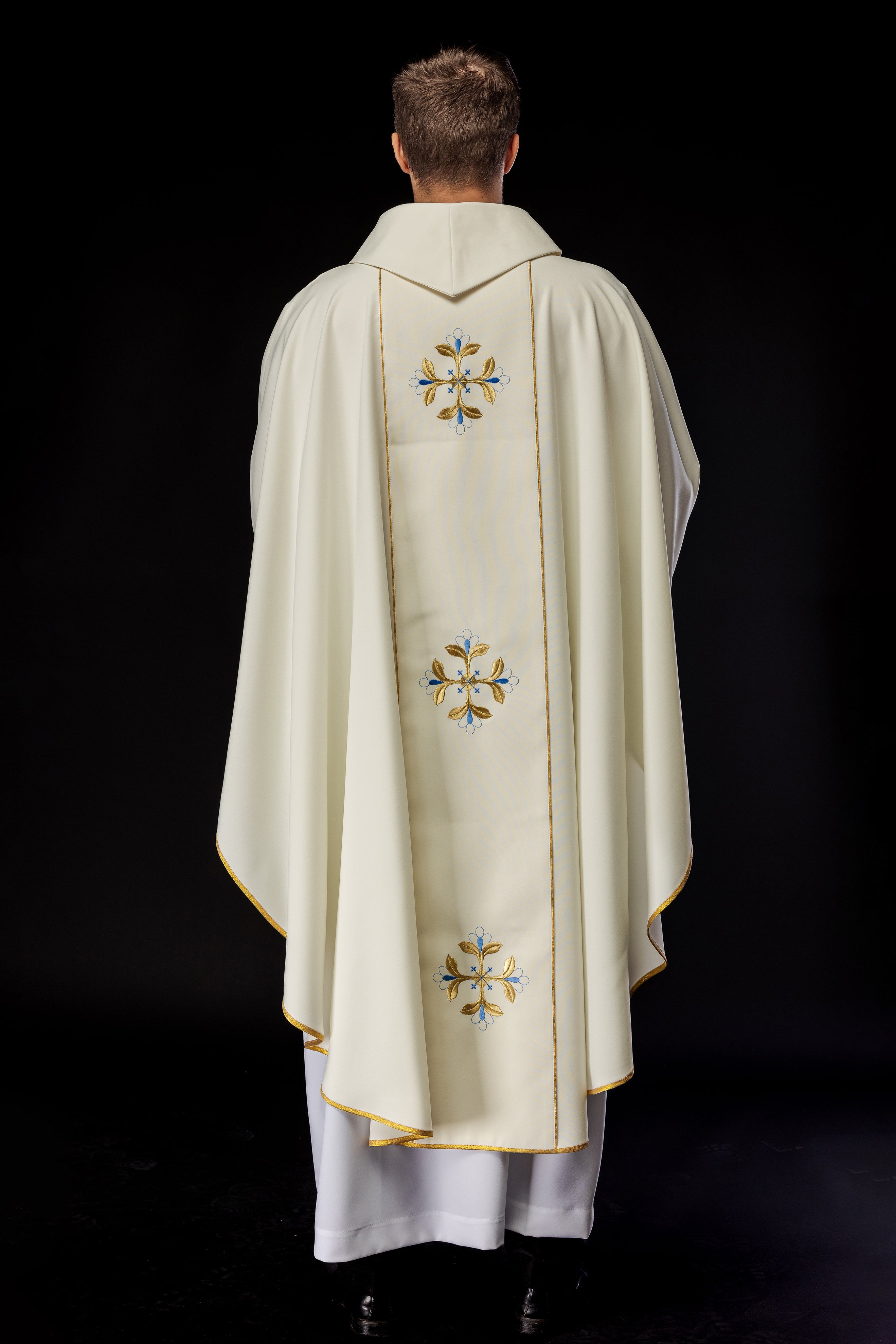 Priest chasuble in ivory with the image of Our Lady of Fatima