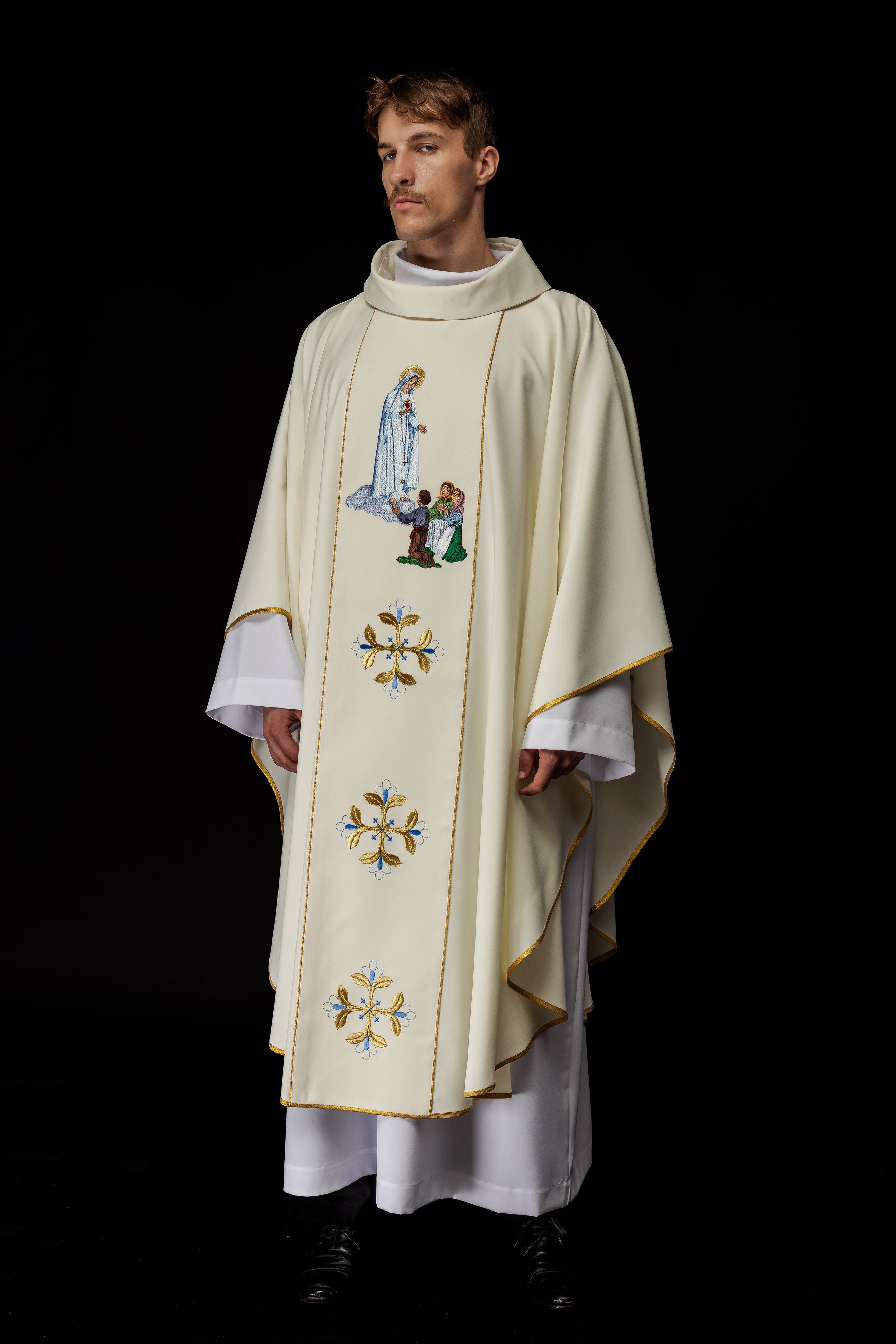 Priest chasuble in ivory with the image of Our Lady of Fatima