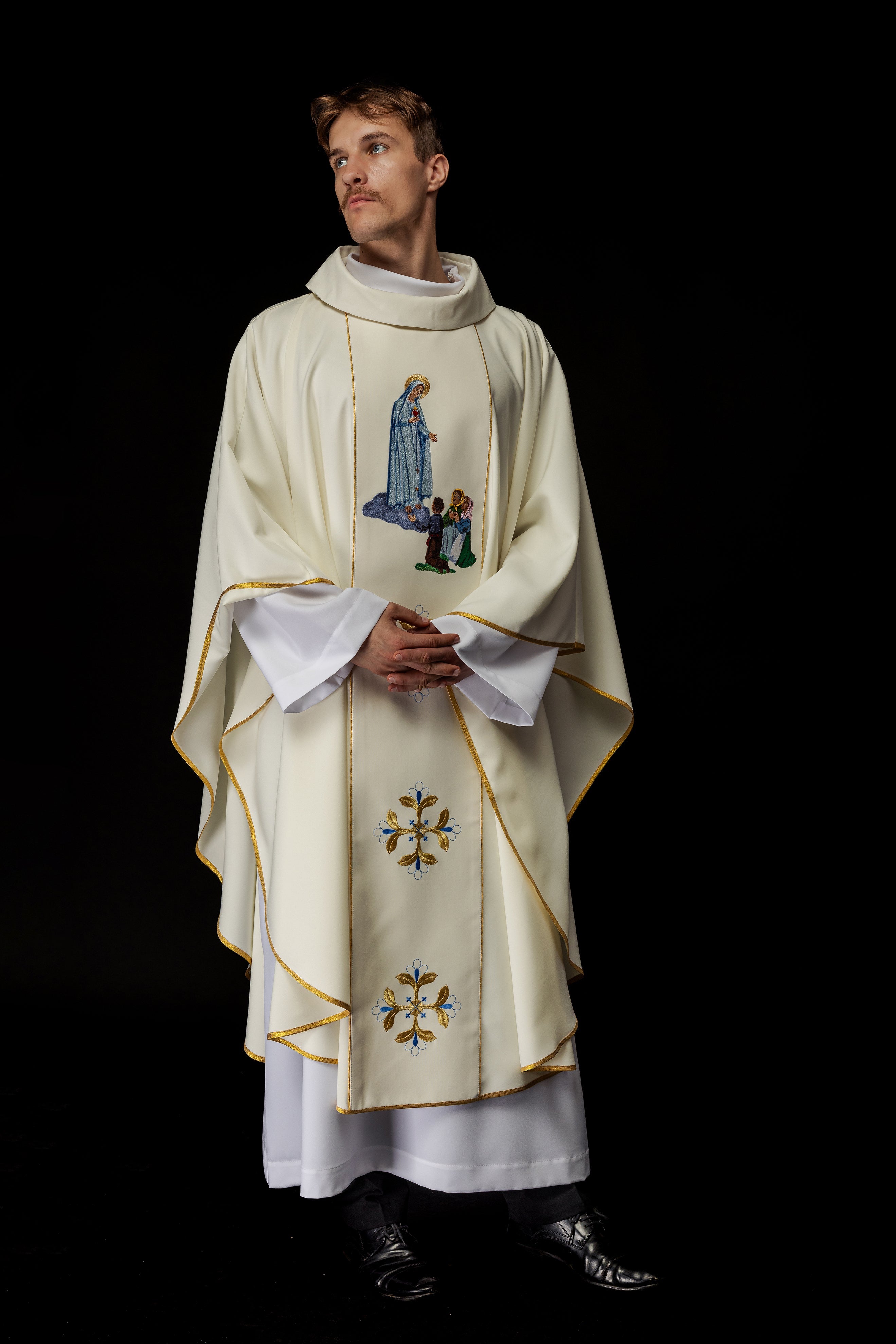 Priest chasuble in ivory with the image of Our Lady of Fatima