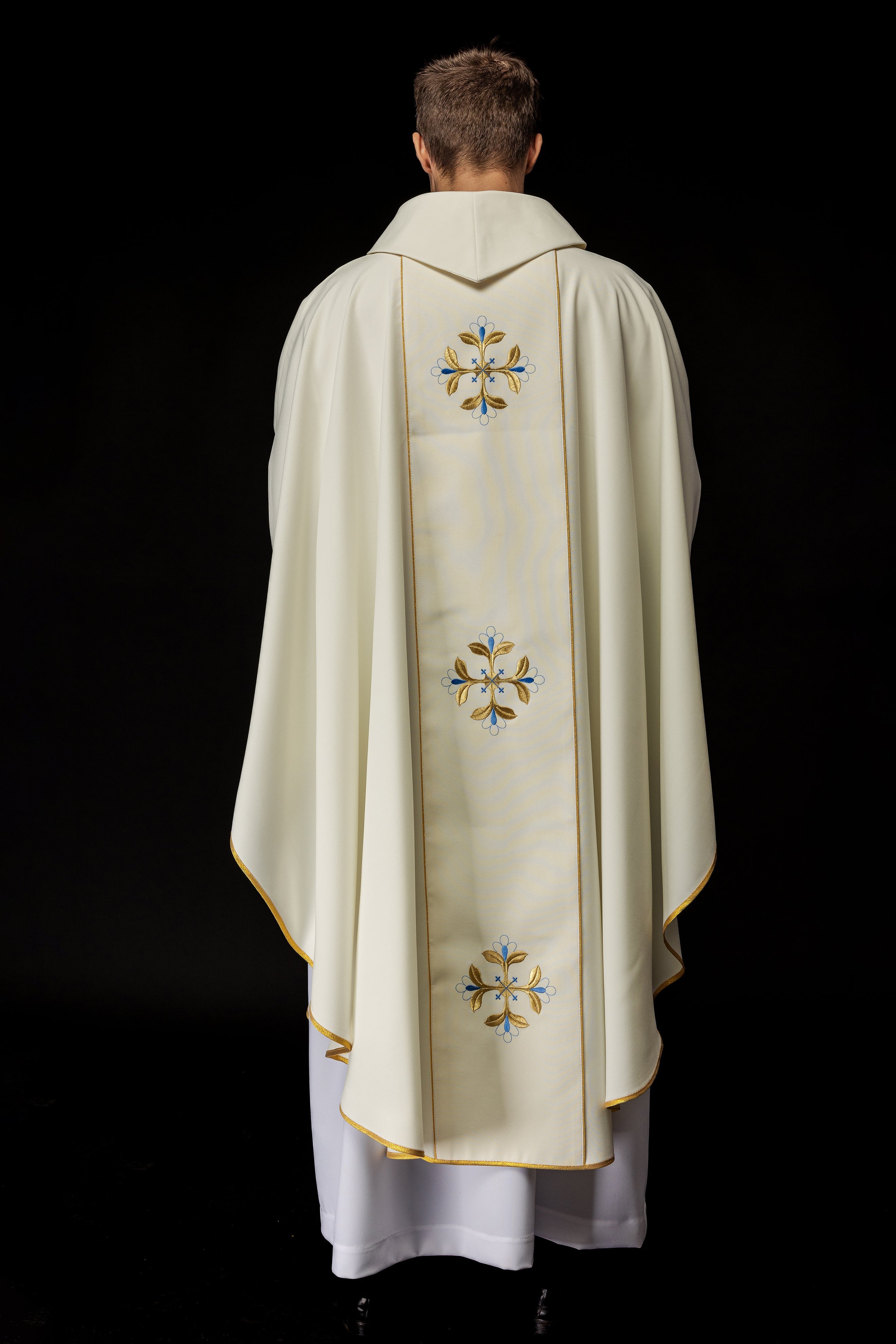 Priest chasuble in ivory with the image of Our Lady of Fatima