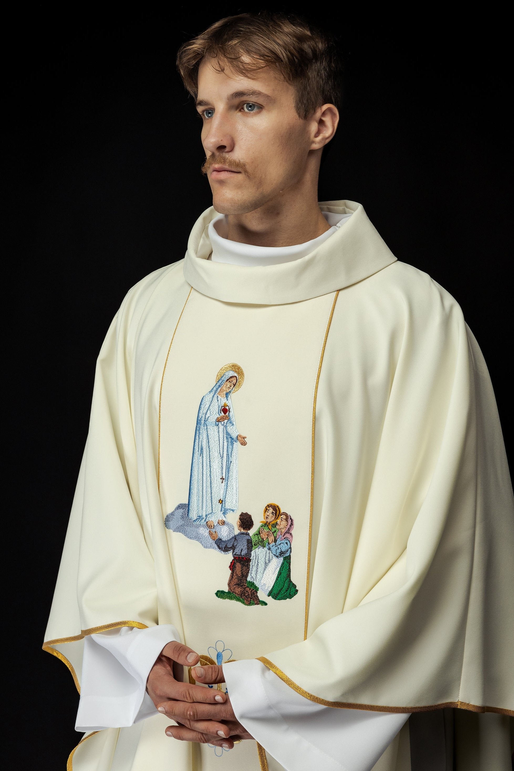 Priest chasuble in ivory with the image of Our Lady of Fatima - HAFTINAUSA.COM