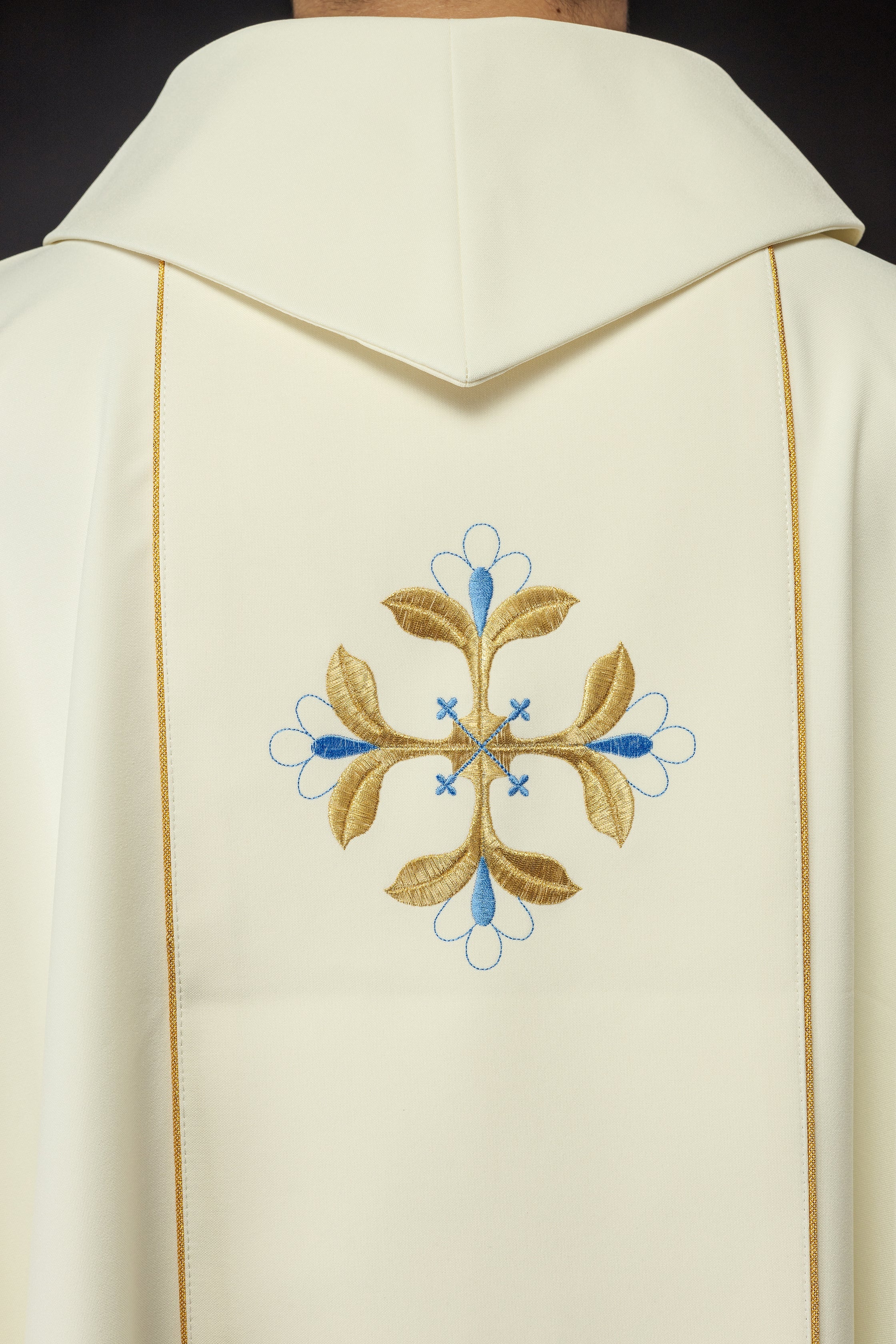 Priest chasuble in ivory with the image of Our Lady of Fatima