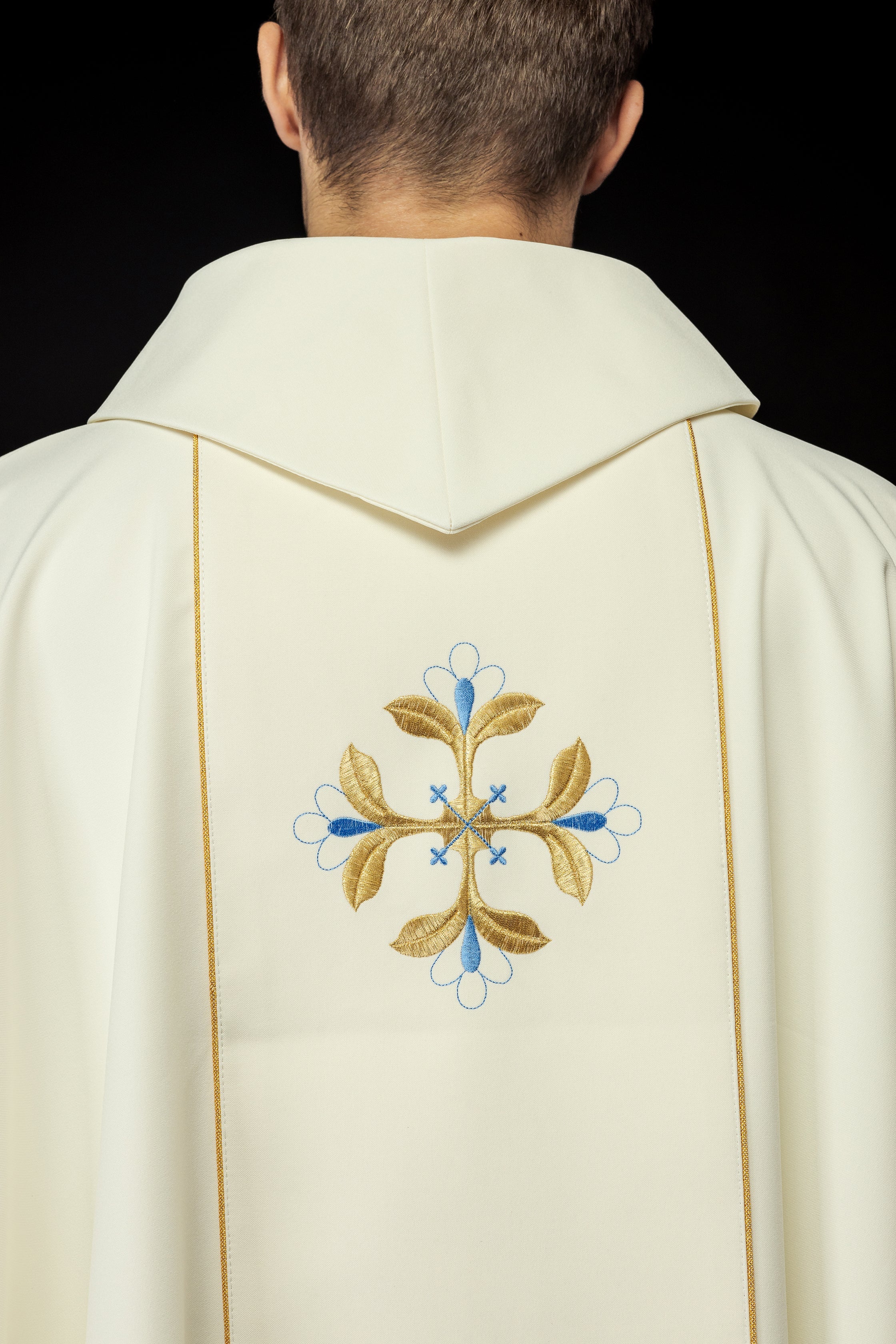 Priest chasuble in ivory with the image of Our Lady of Fatima