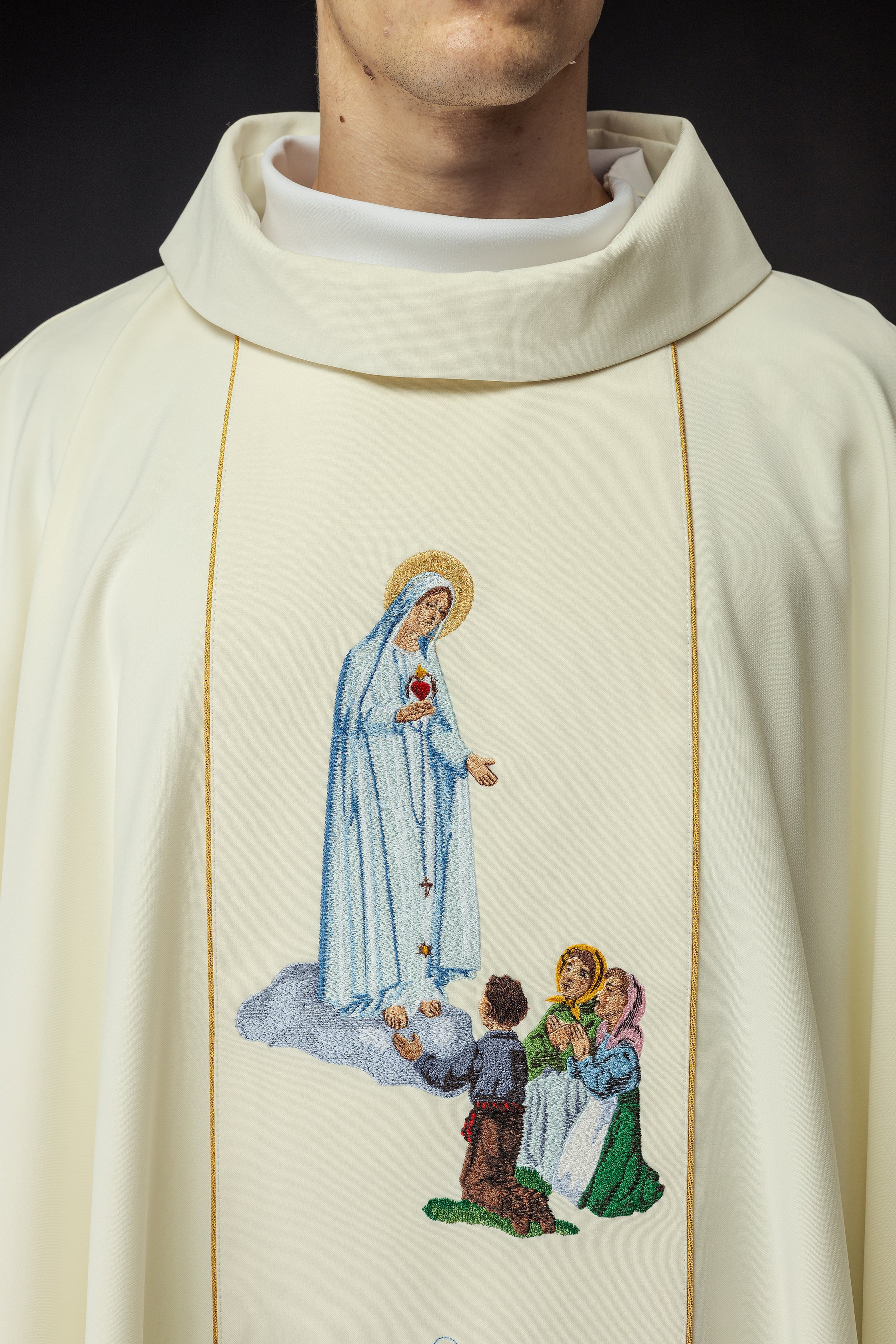 Priest chasuble in ivory with the image of Our Lady of Fatima